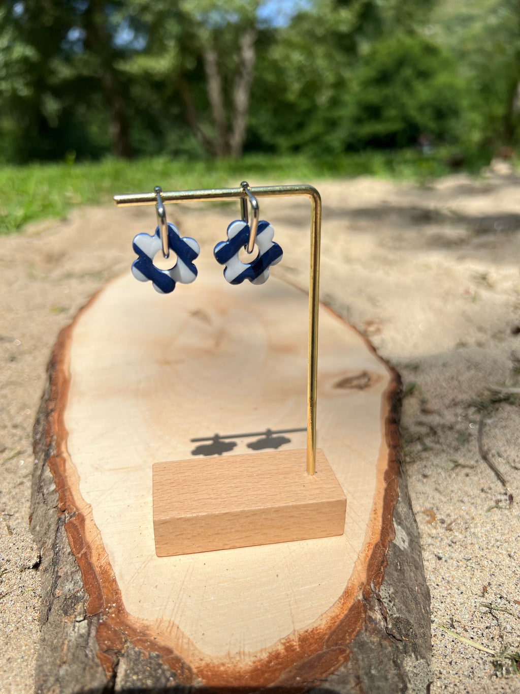 Créoles Marina Réversible – Boucles d’oreilles artisanales en pâte polymère | Bleu marine, bleu & blanc