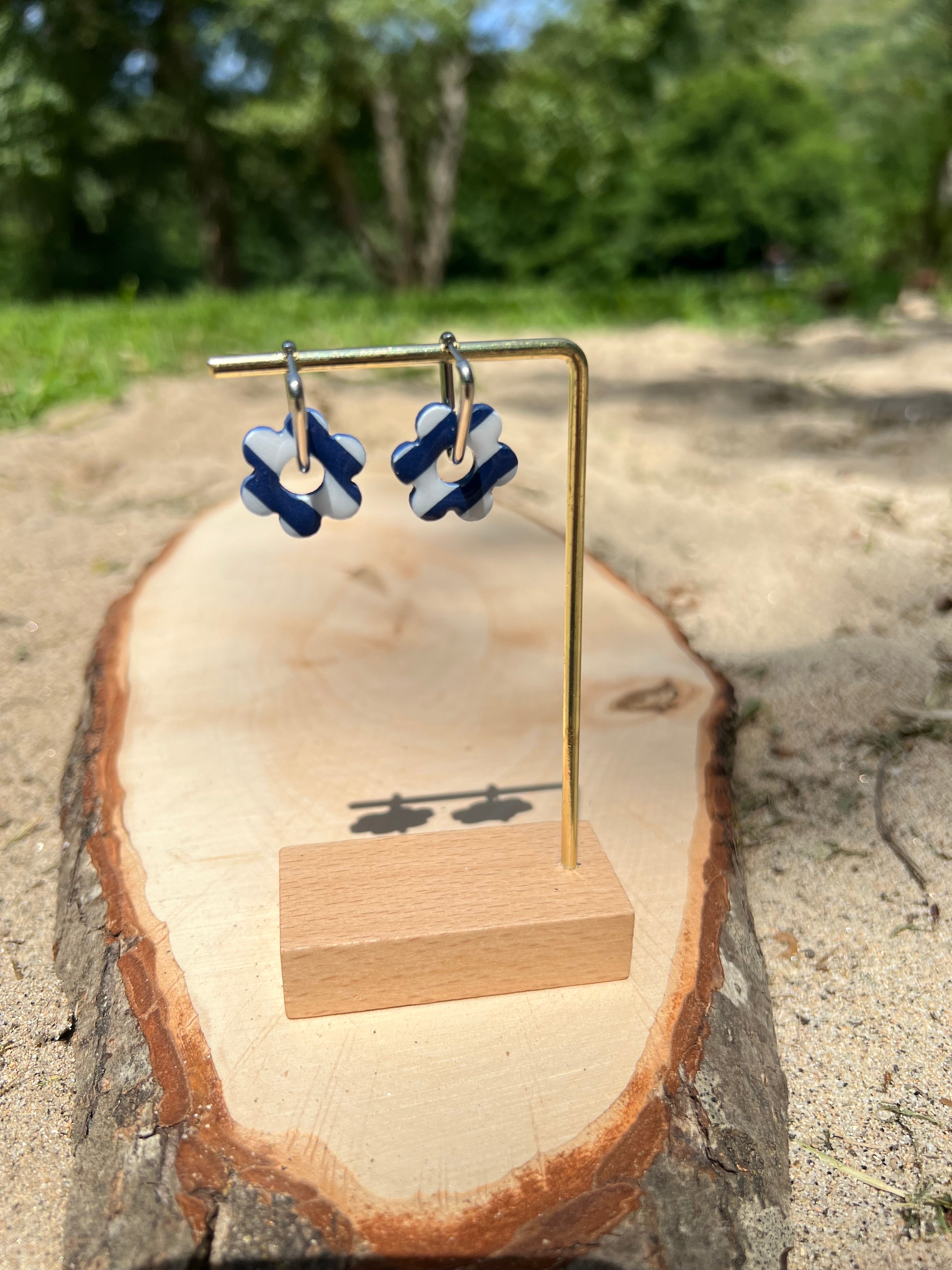 Créoles Marina Réversible – Boucles d’oreilles artisanales en pâte polymère | Bleu marine, bleu & blanc