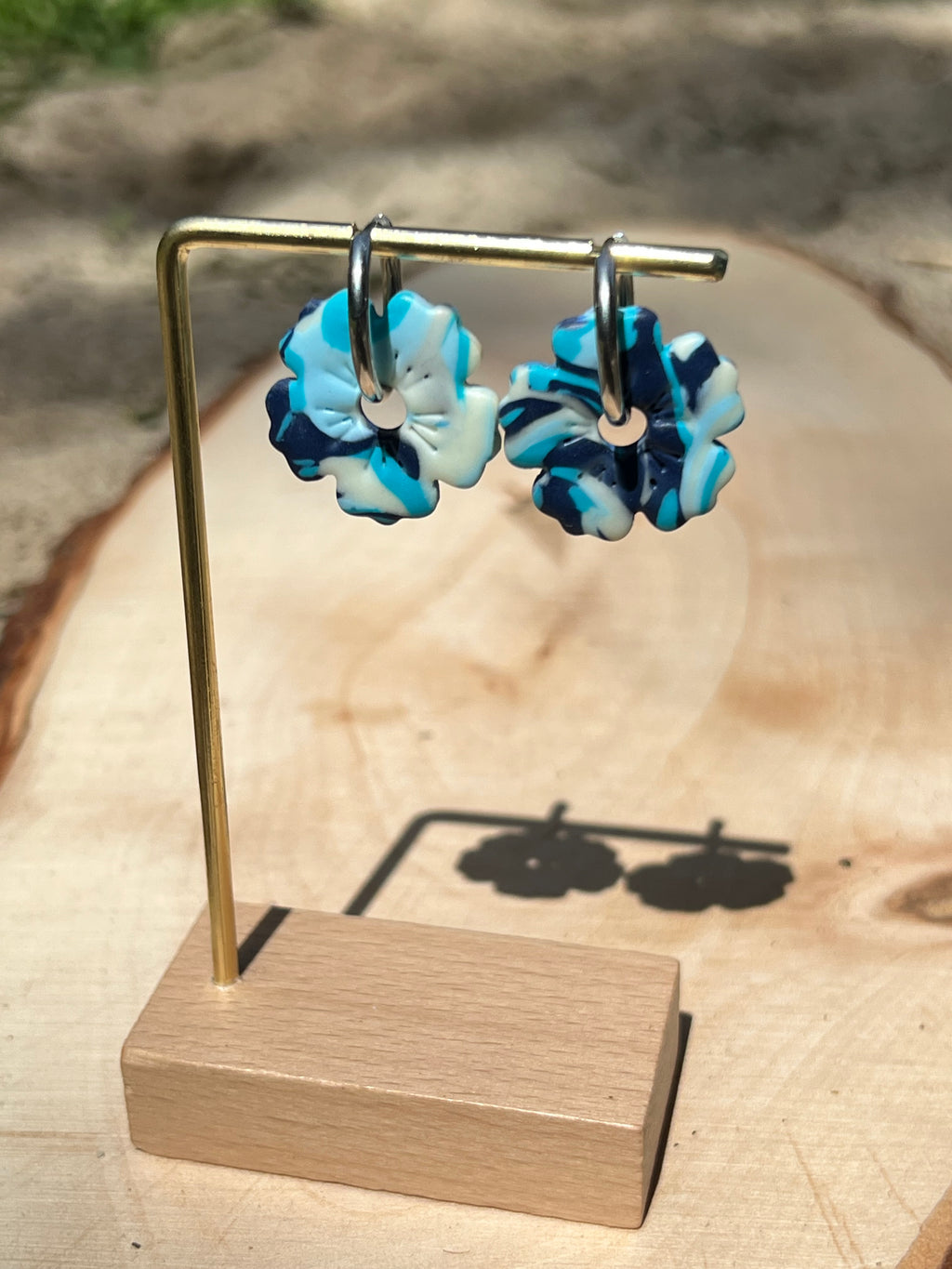 Créoles Océane – Boucles d’oreilles artisanales en pâte polymère | Bleu marine, bleu ciel & blanc