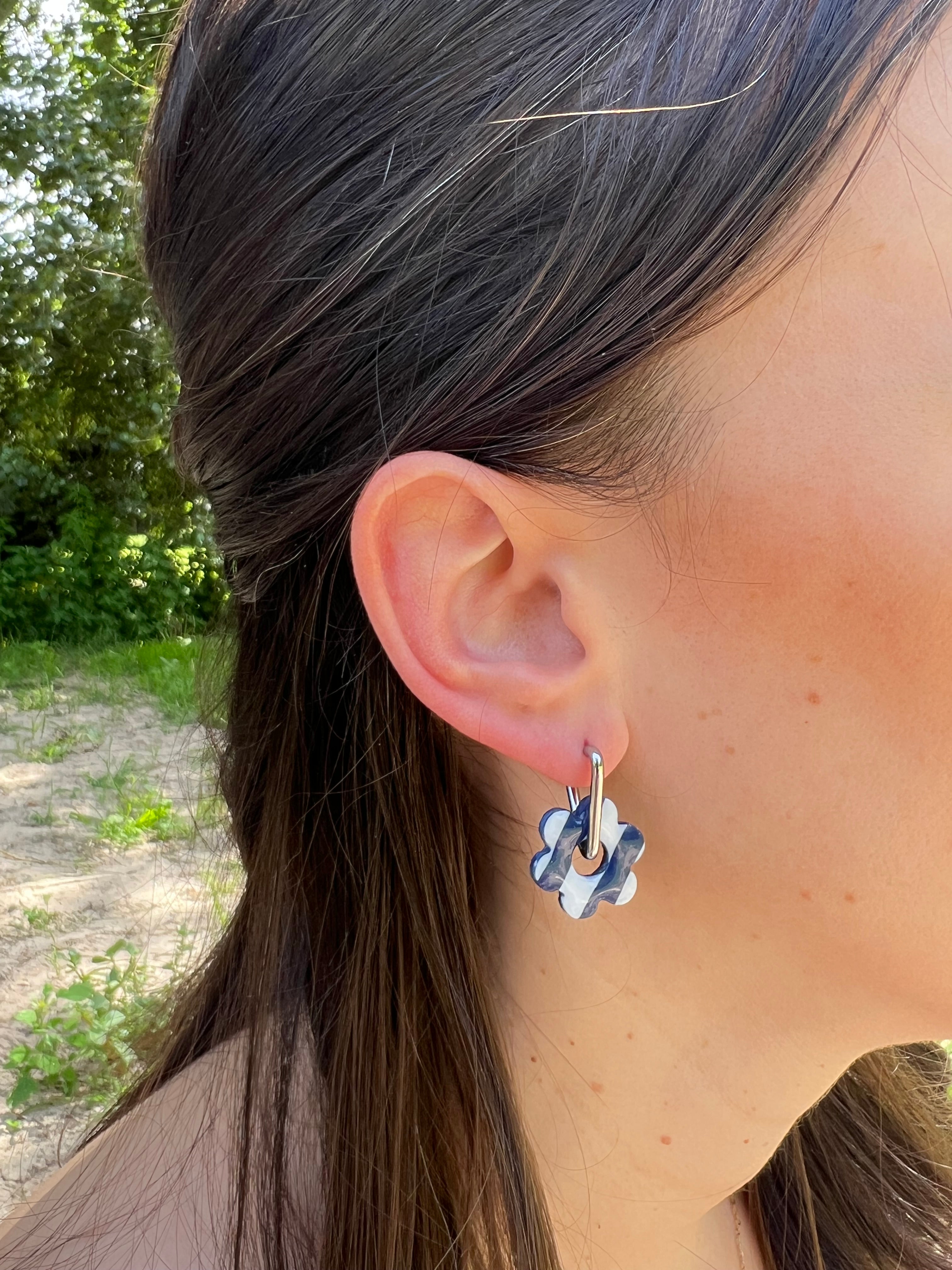 Créoles Marina Réversible – Boucles d’oreilles artisanales en pâte polymère | Bleu marine, bleu & blanc