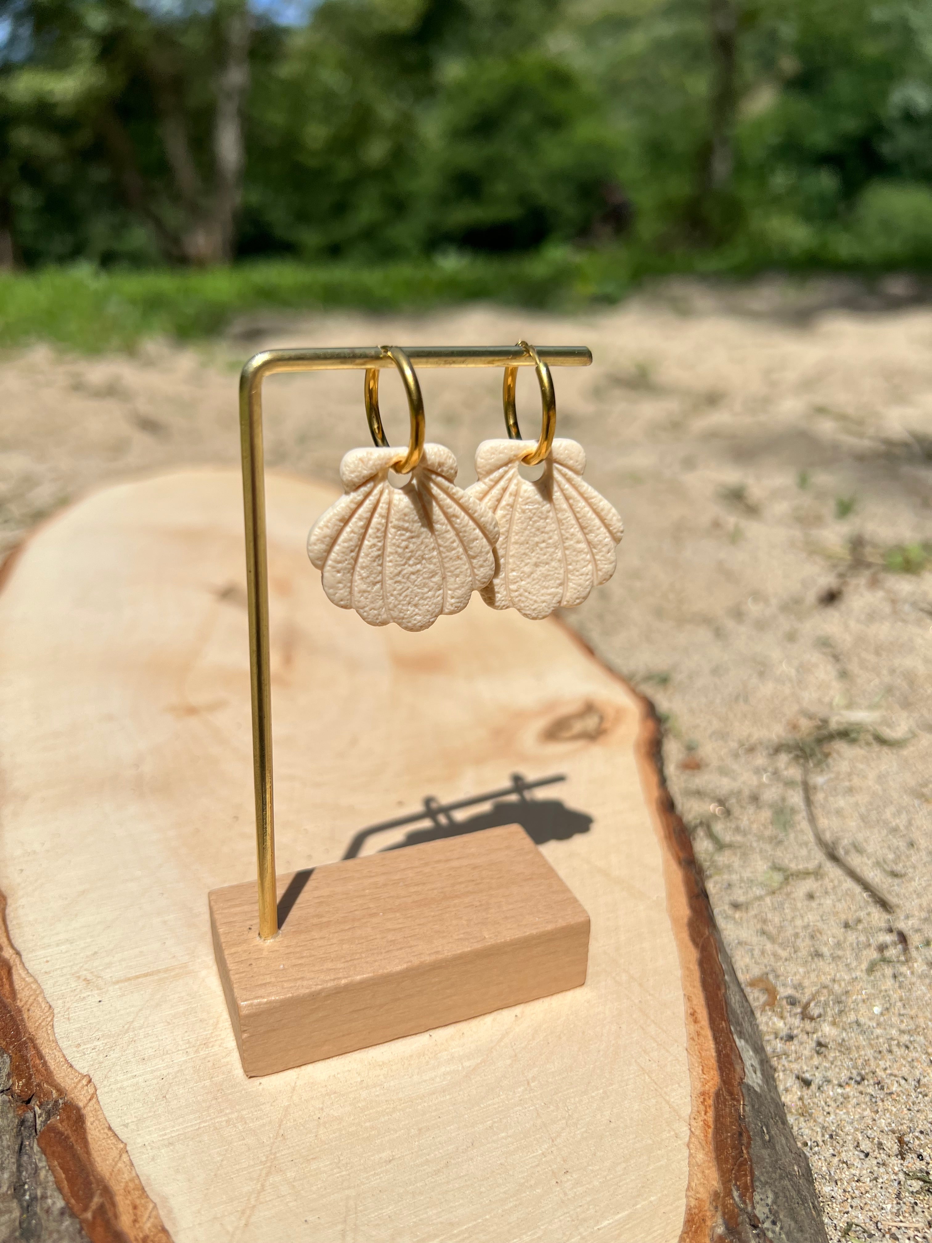 Créoles Coquillage d’ivoire – Boucles d’oreilles artisanales en pâte polymère | Ivoire & doré