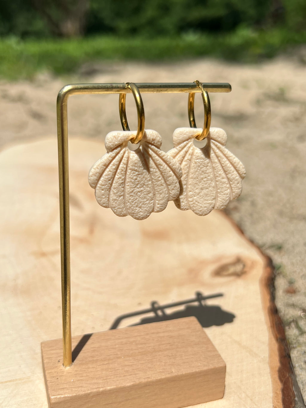 Créoles Coquillage d’ivoire – Boucles d’oreilles artisanales en pâte polymère | Ivoire & doré