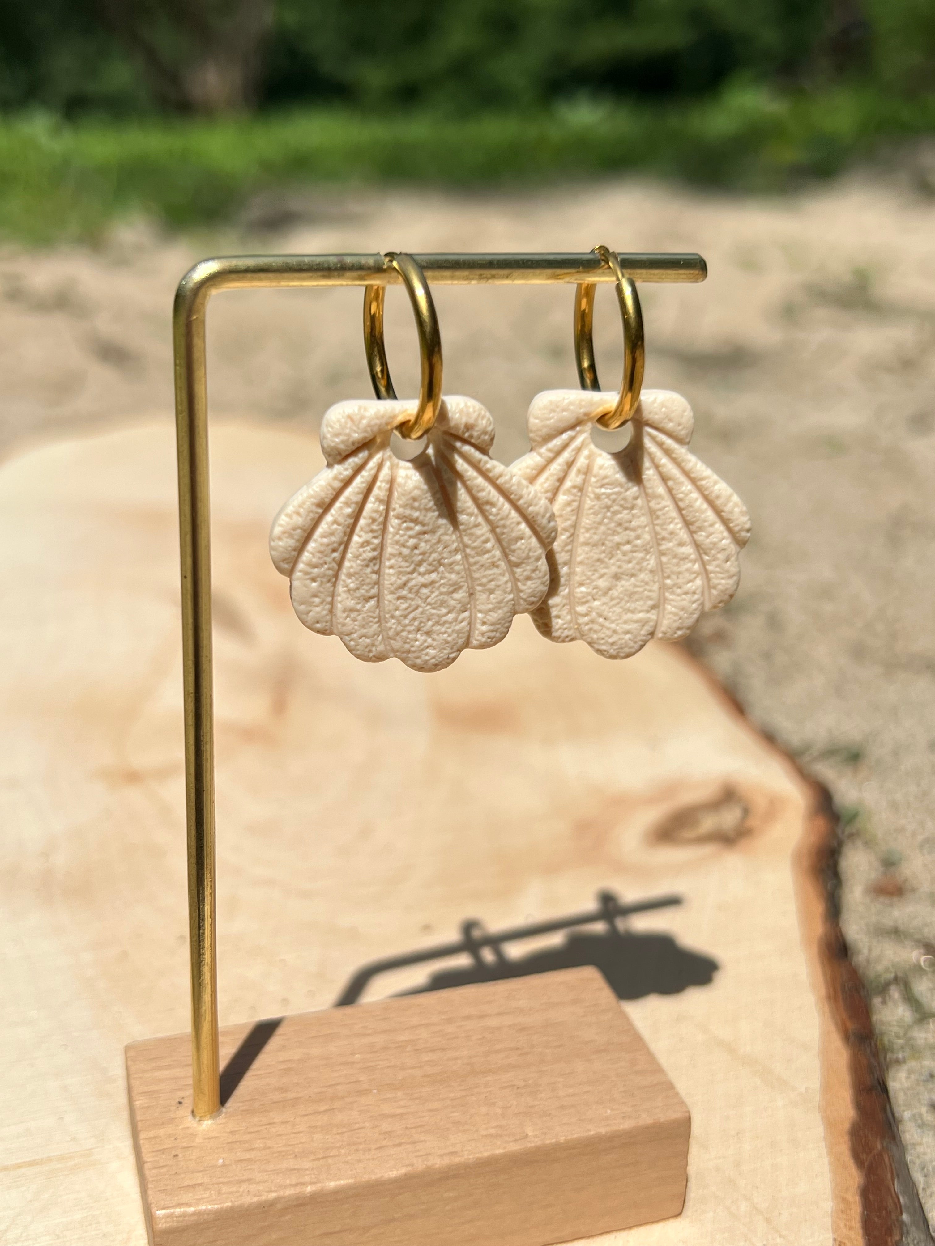 Créoles Coquillage d’ivoire – Boucles d’oreilles artisanales en pâte polymère | Ivoire & doré