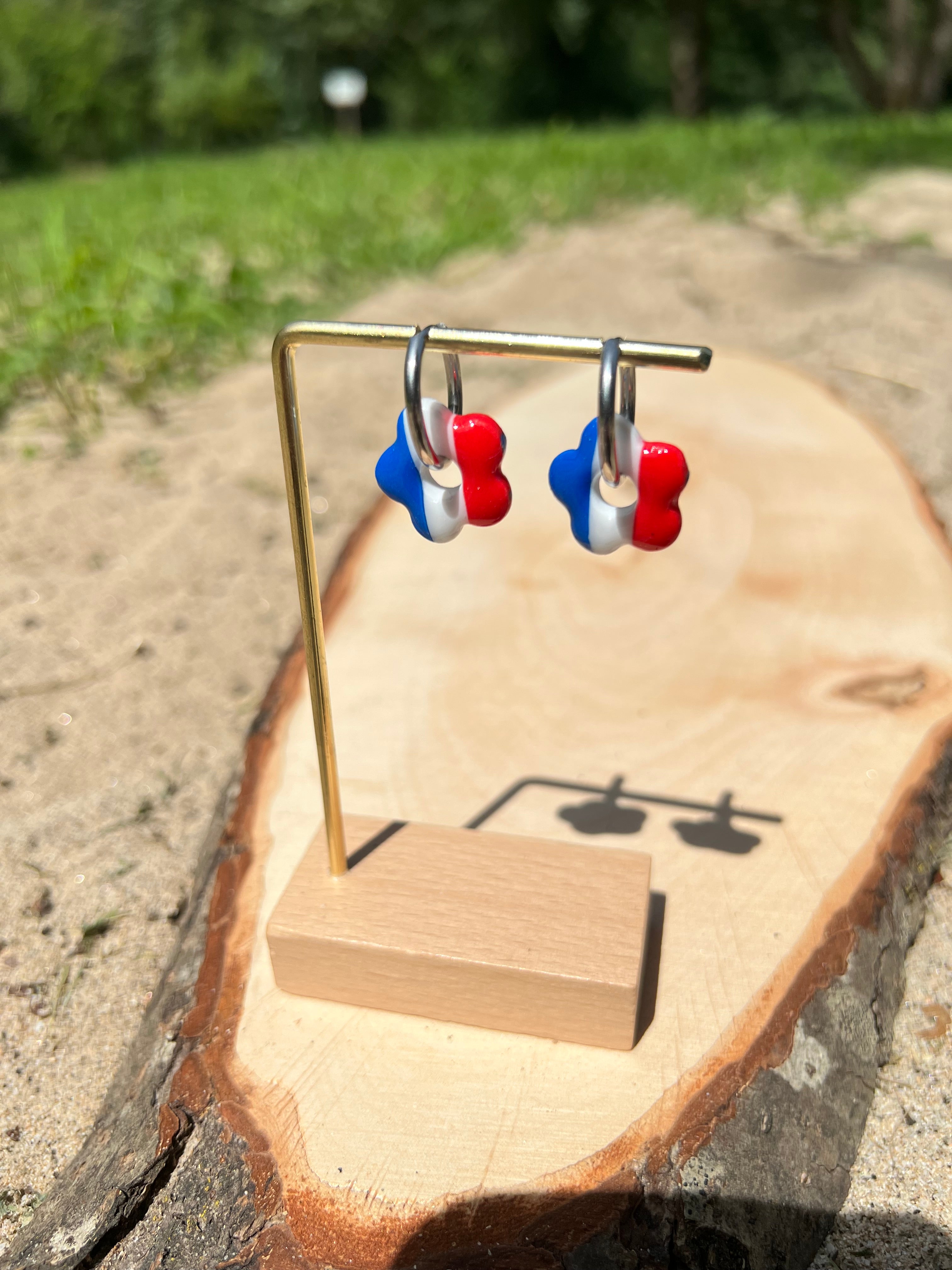 Créoles Tricolore – Boucles d’oreilles artisanales en pâte polymère | Bleu, blanc & rouge