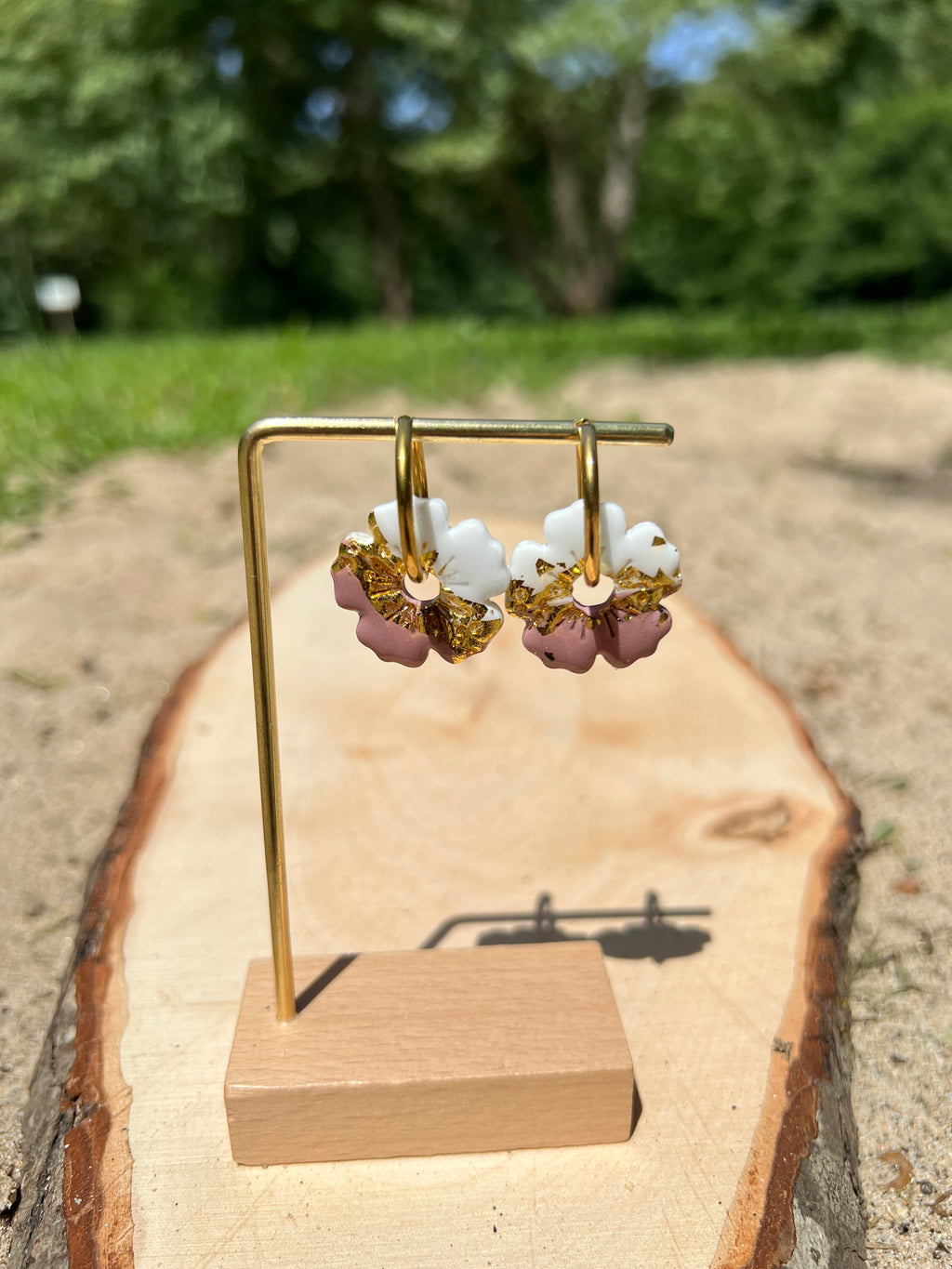 Créoles Iris – Boucles d’oreilles artisanales en pâte polymère | Blanc ivoire, mauve poudré & doré