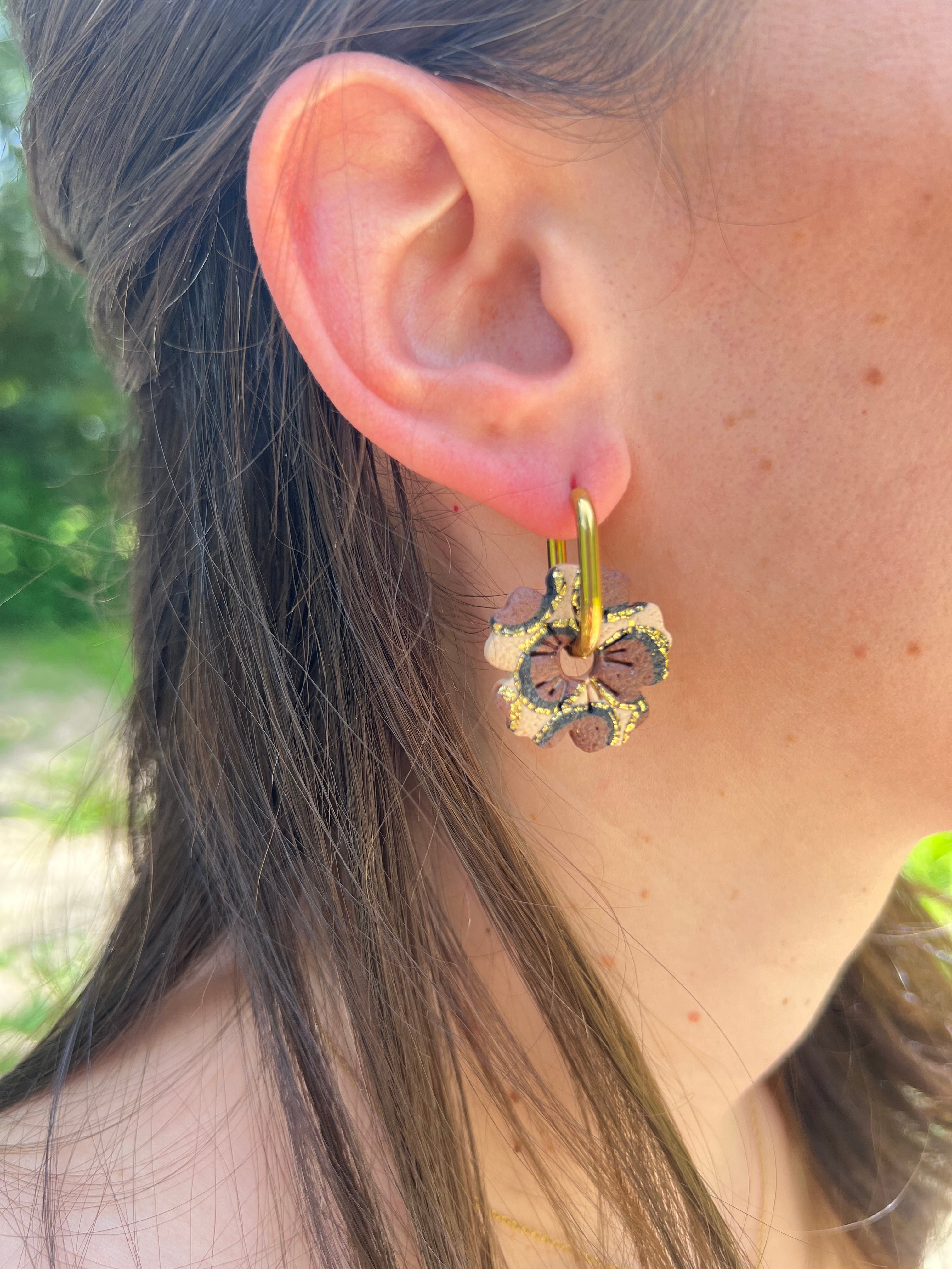 Créoles Léopard – Boucles d’oreilles artisanales en pâte polymère | Beige, chocolat, noir & doré