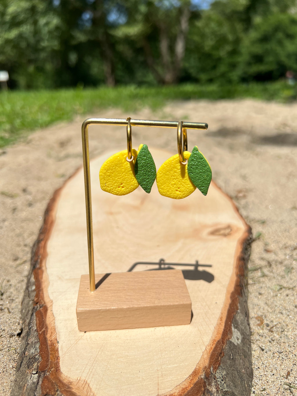 Créoles Citrus – Boucles d’oreilles artisanales en pâte polymère | Jaune citron & vert feuillage