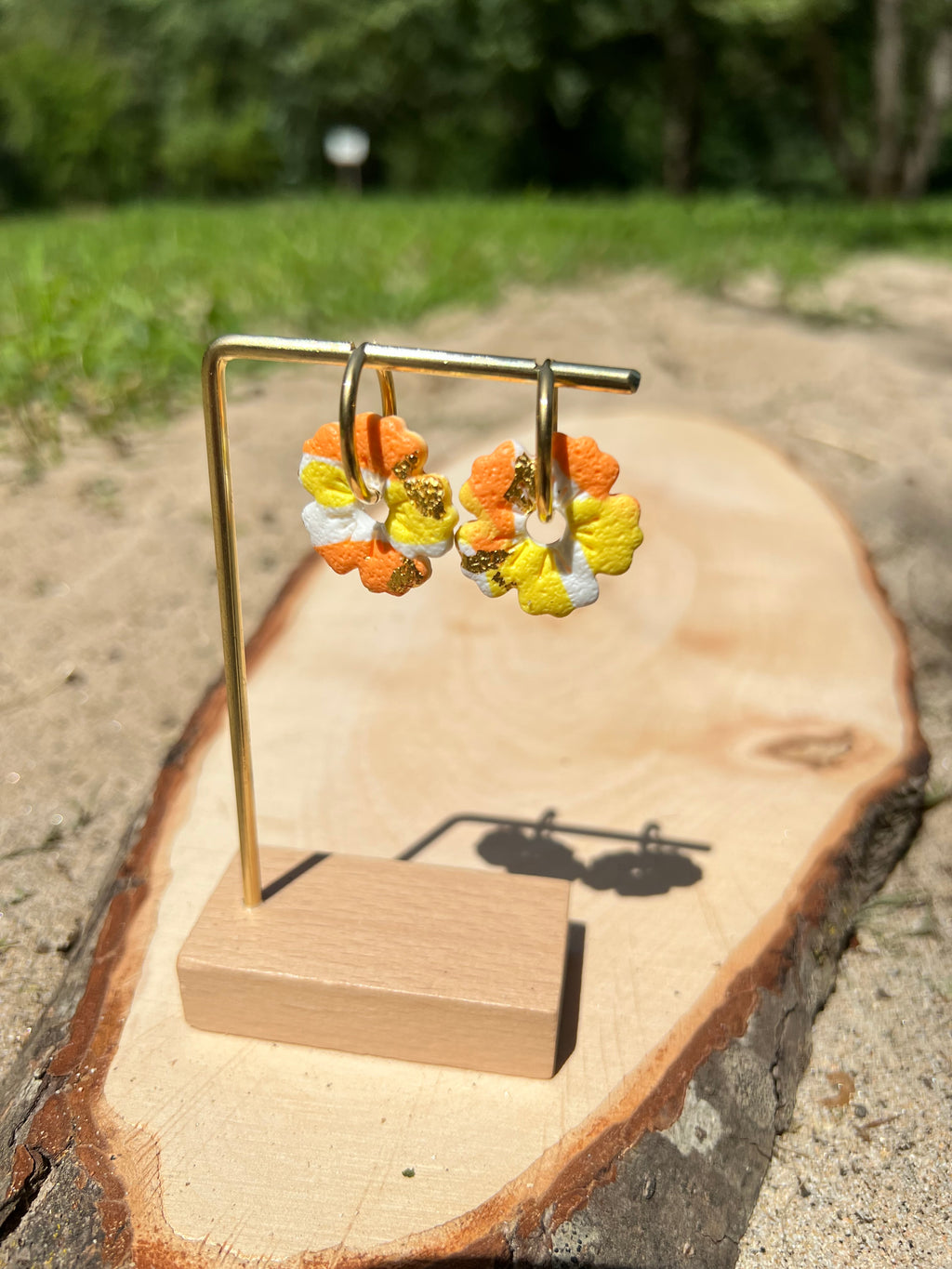 Créoles Aurore Dorée – Boucles d’oreilles artisanales en pâte polymère | Jaune, orange, blanc & doré