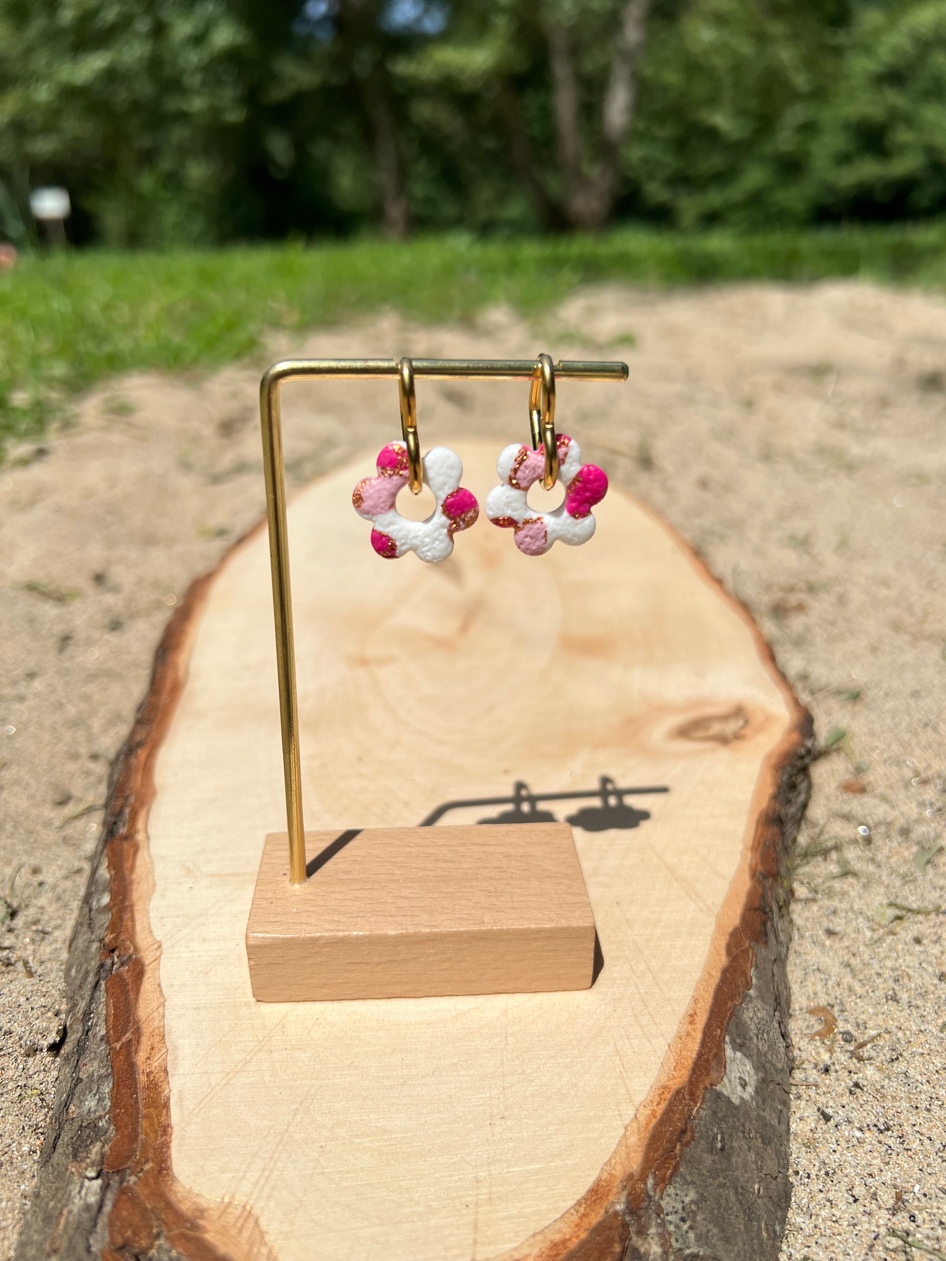Créoles Camélia – Boucles d’oreilles artisanales en pâte polymère | Blanc, rose & doré
