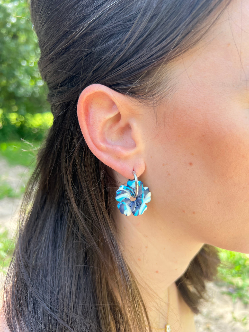 Créoles Océane – Boucles d’oreilles artisanales en pâte polymère | Bleu marine, bleu ciel & blanc