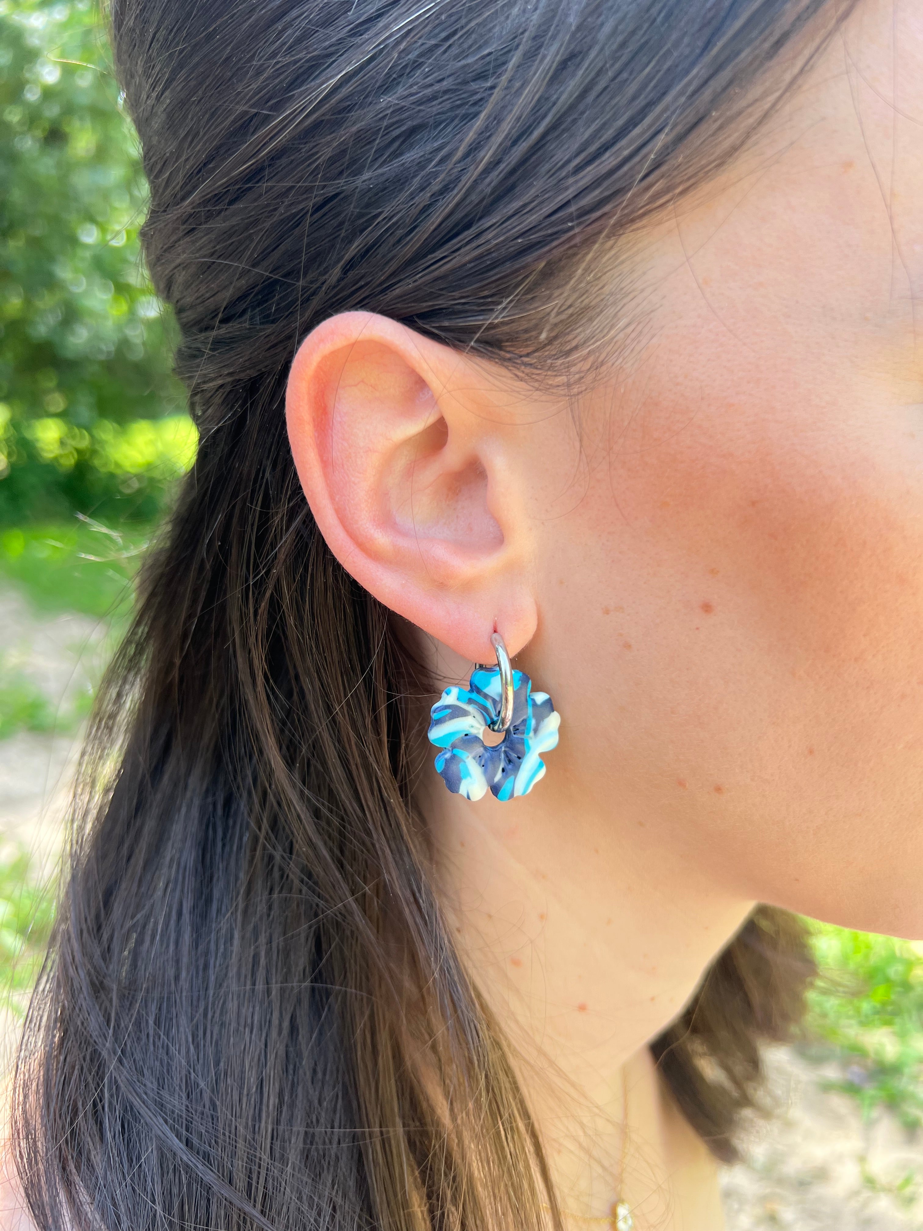 Créoles Océane – Boucles d’oreilles artisanales en pâte polymère | Bleu marine, bleu ciel & blanc