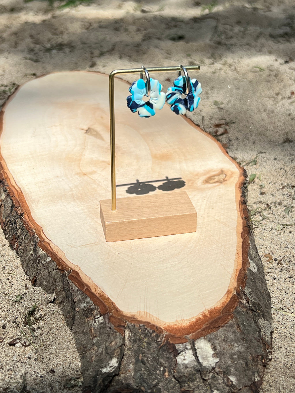 Créoles Océane – Boucles d’oreilles artisanales en pâte polymère | Bleu marine, bleu ciel & blanc