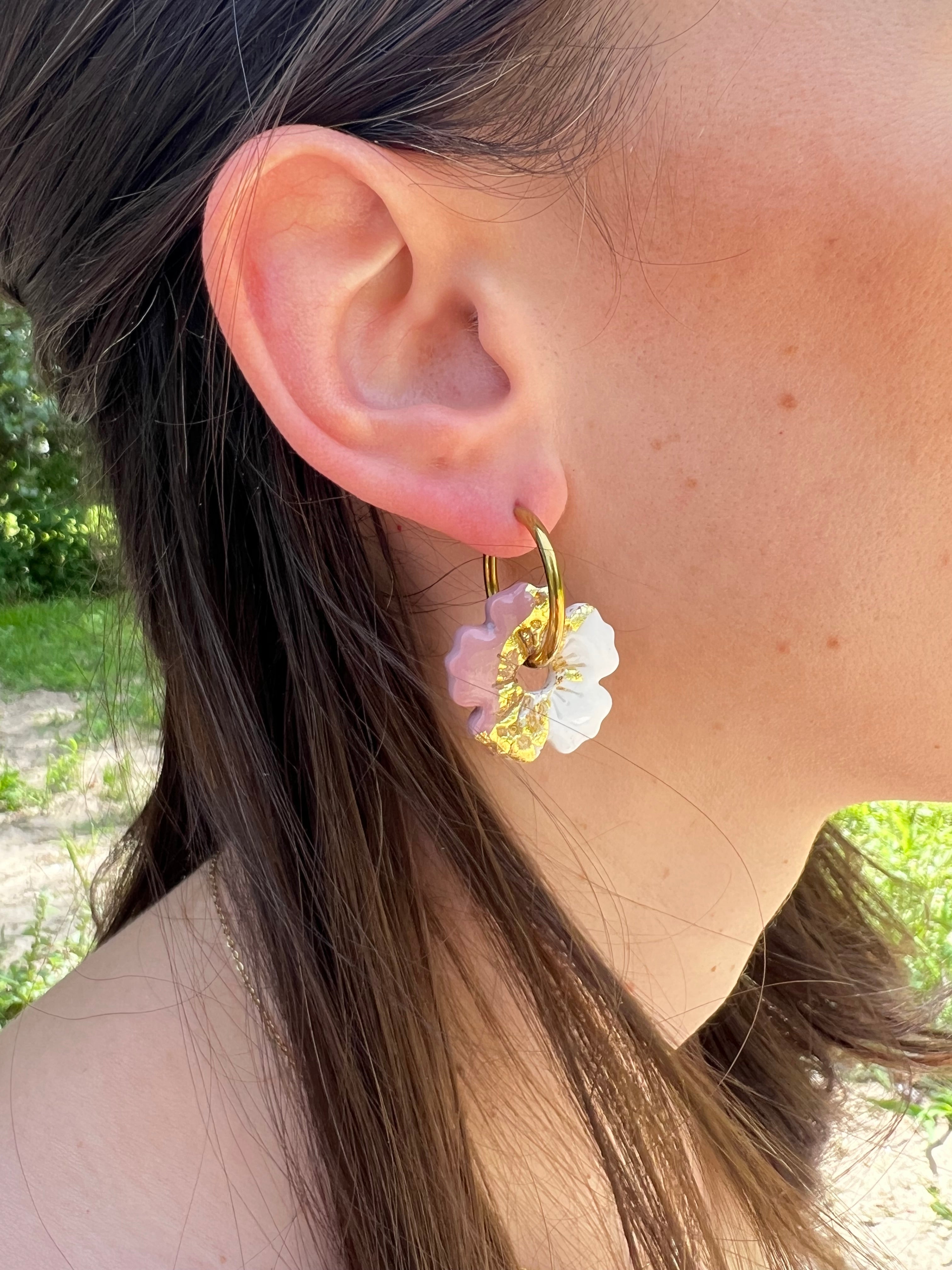 Créoles Iris – Boucles d’oreilles artisanales en pâte polymère | Blanc ivoire, mauve poudré & doré