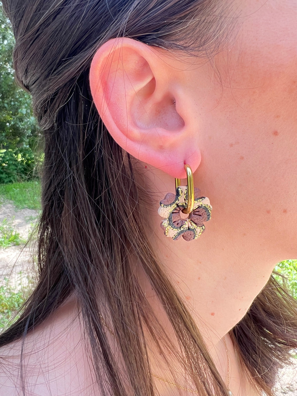 Créoles Léopard – Boucles d’oreilles artisanales en pâte polymère | Beige, chocolat, noir & doré