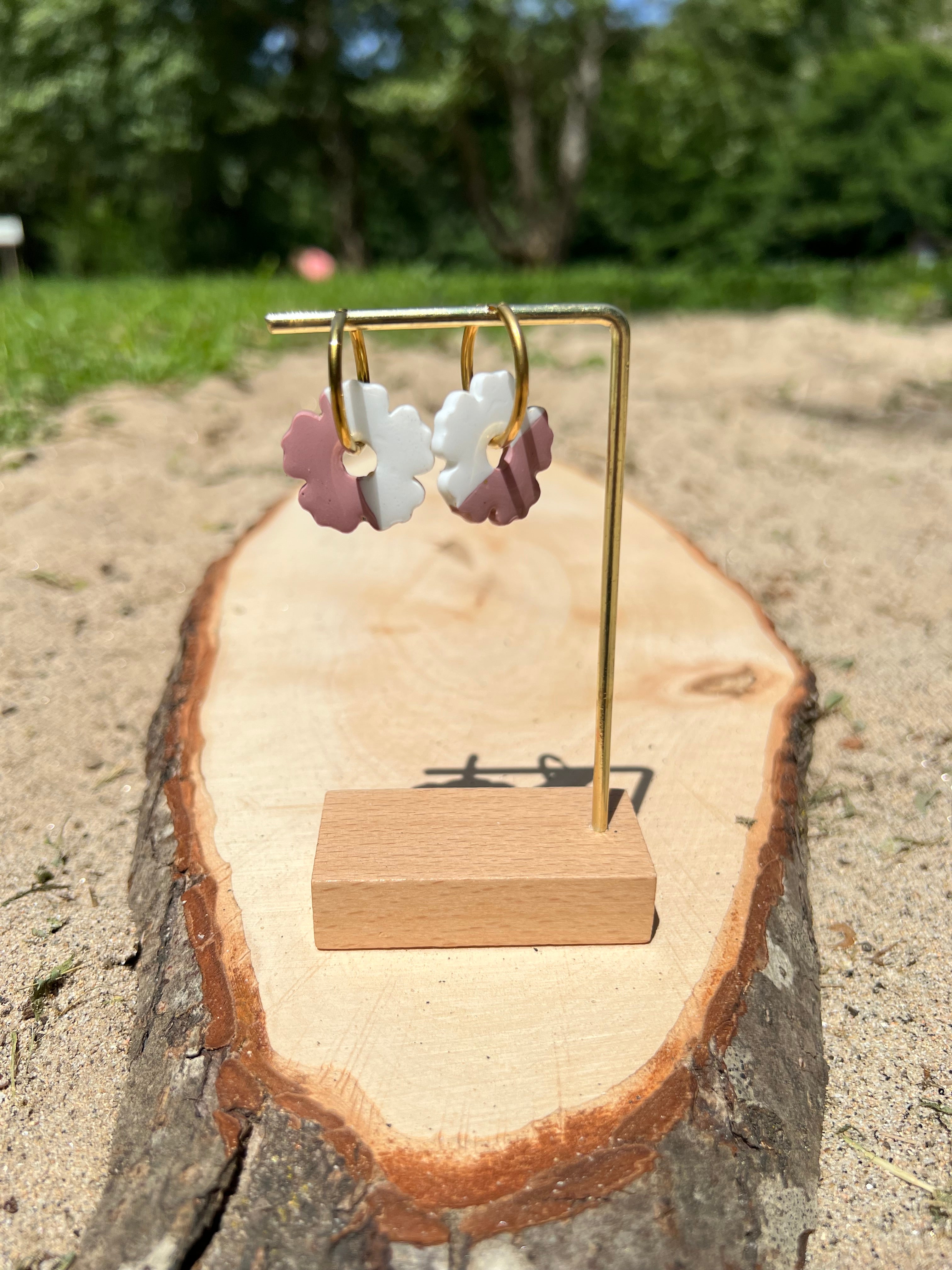 Créoles Iris – Boucles d’oreilles artisanales en pâte polymère | Blanc ivoire, mauve poudré & doré