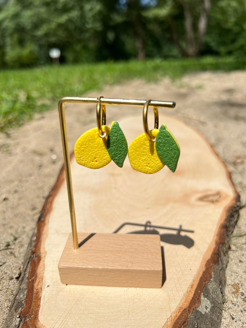 Créoles Citrus – Boucles d’oreilles artisanales en pâte polymère | Jaune citron & vert feuillage