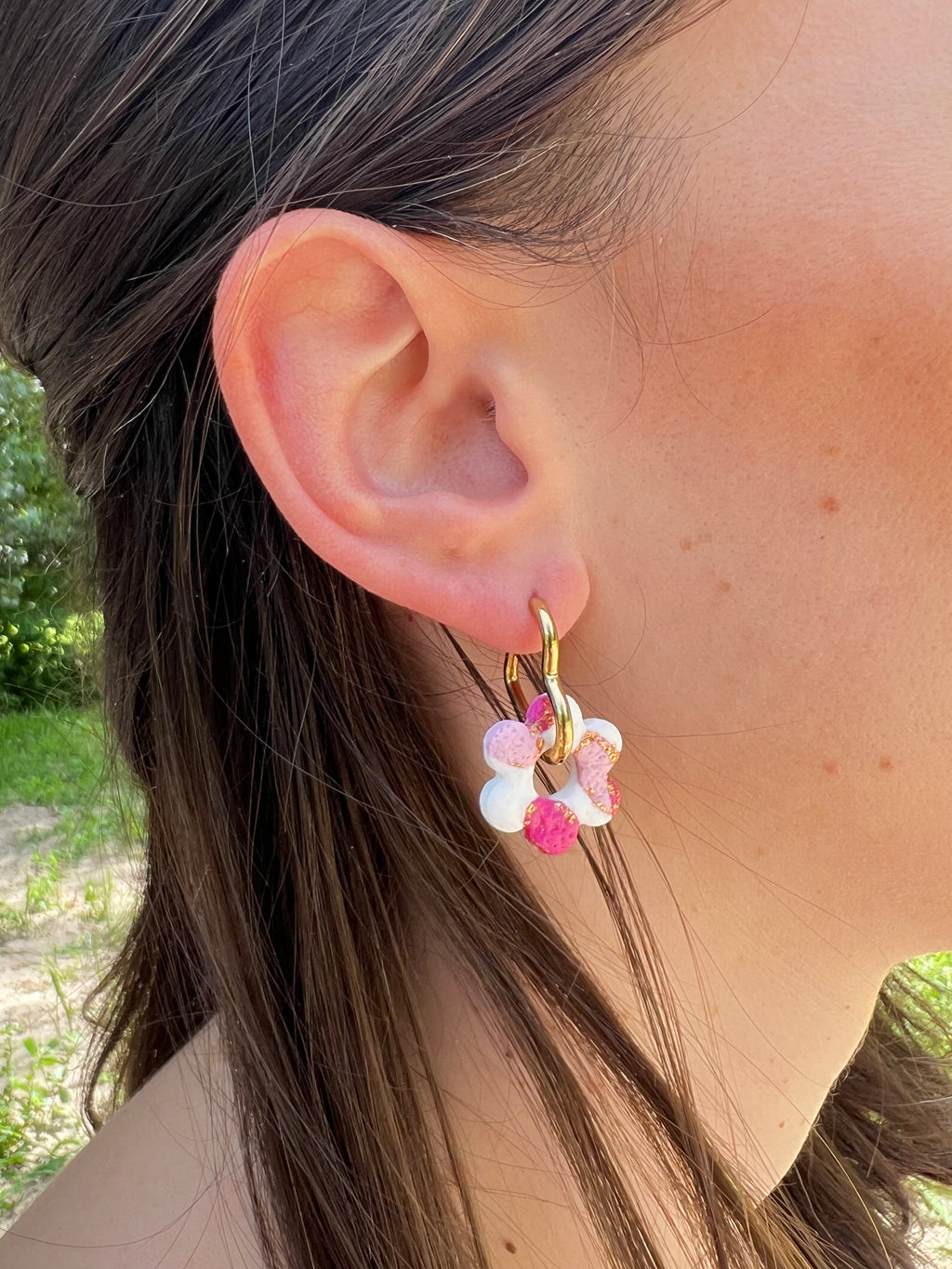 Créoles Camélia – Boucles d’oreilles artisanales en pâte polymère | Blanc, rose & doré