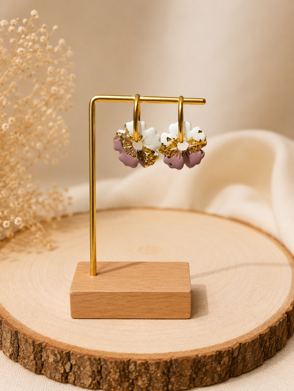 Créoles Iris – Boucles d’oreilles artisanales en pâte polymère | Blanc ivoire, mauve poudré & doré