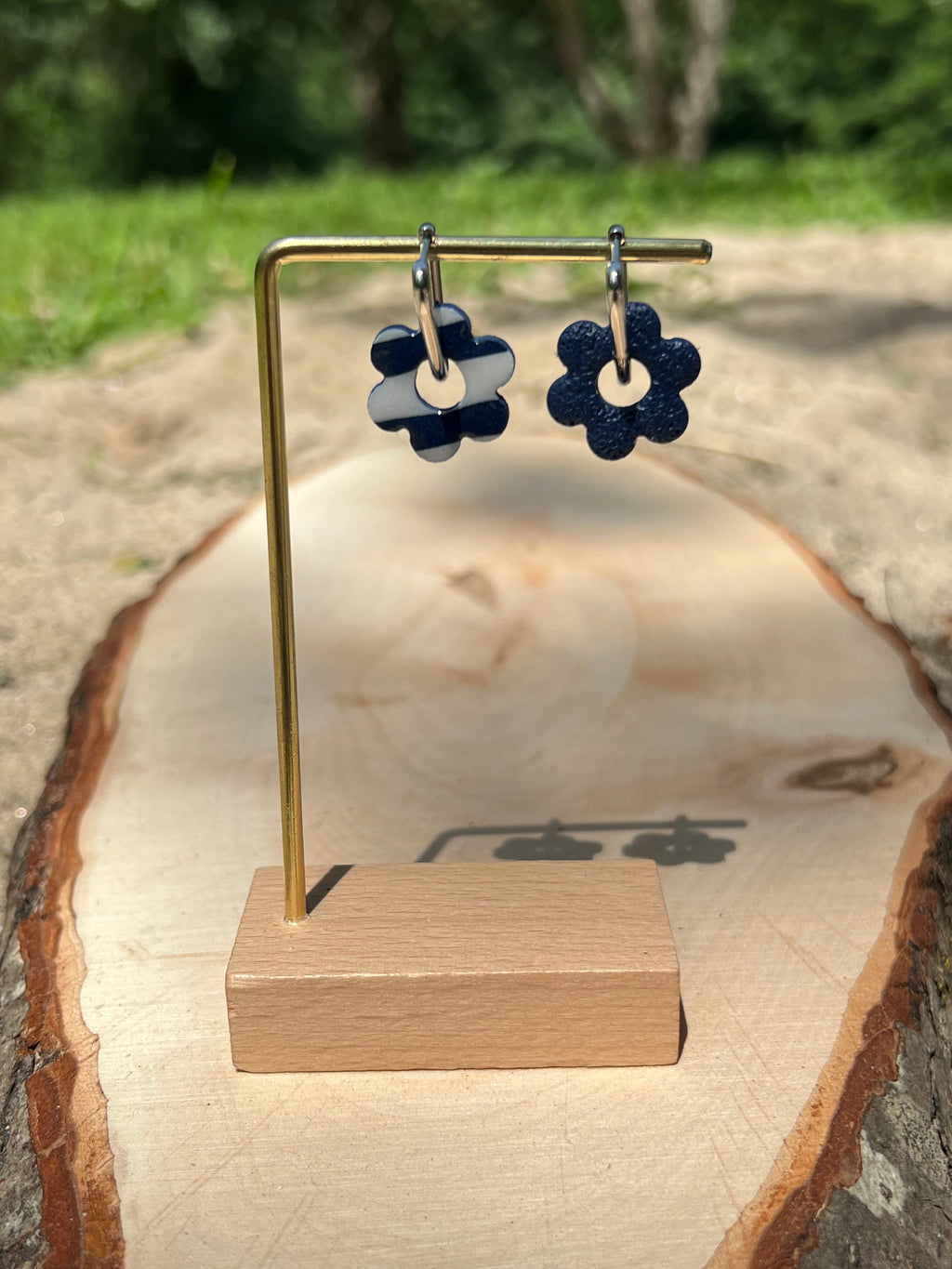 Créoles Marina Réversible – Boucles d’oreilles artisanales en pâte polymère | Bleu marine, bleu & blanc