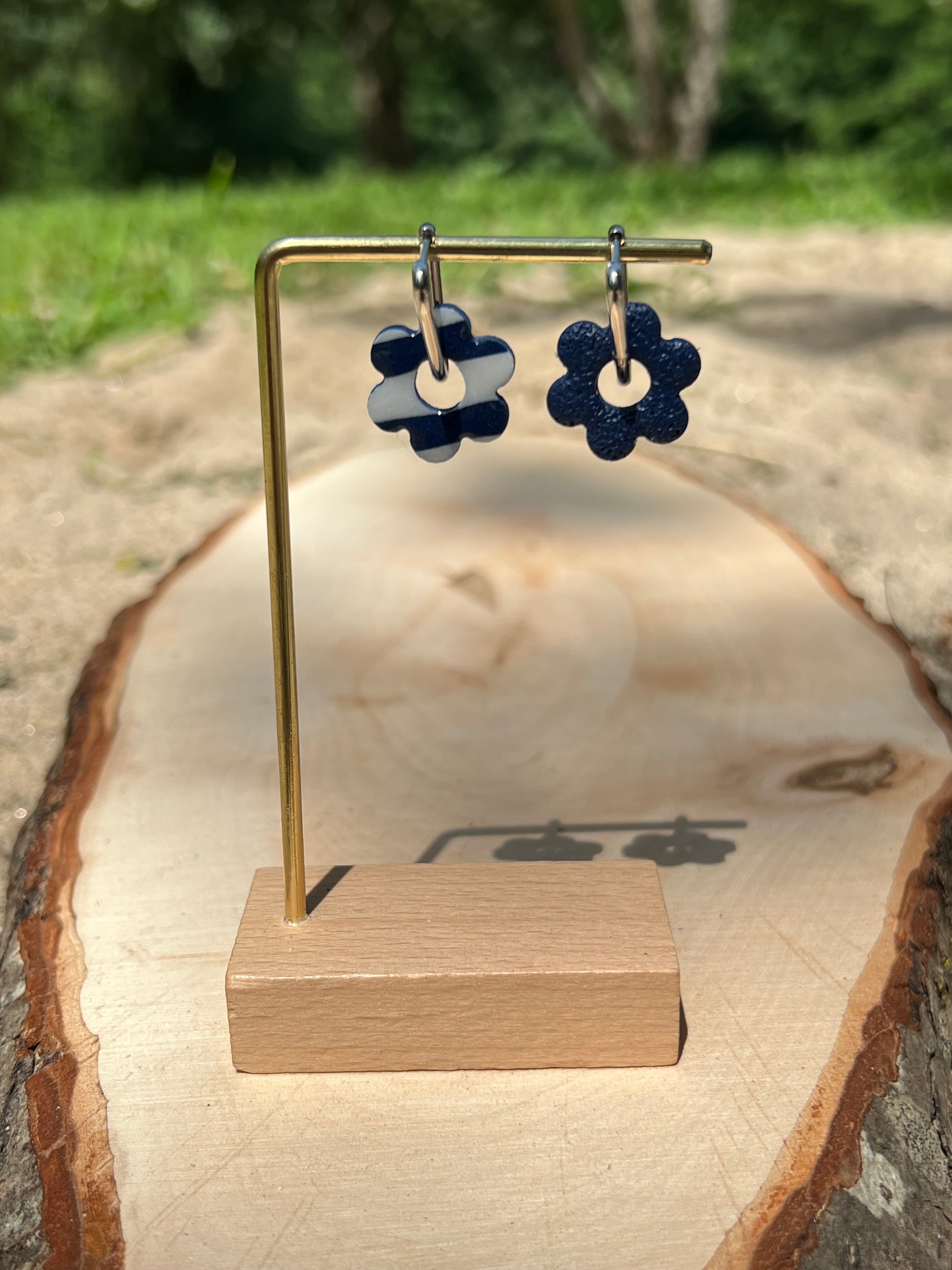 Créoles Marina Réversible – Boucles d’oreilles artisanales en pâte polymère | Bleu marine, bleu & blanc