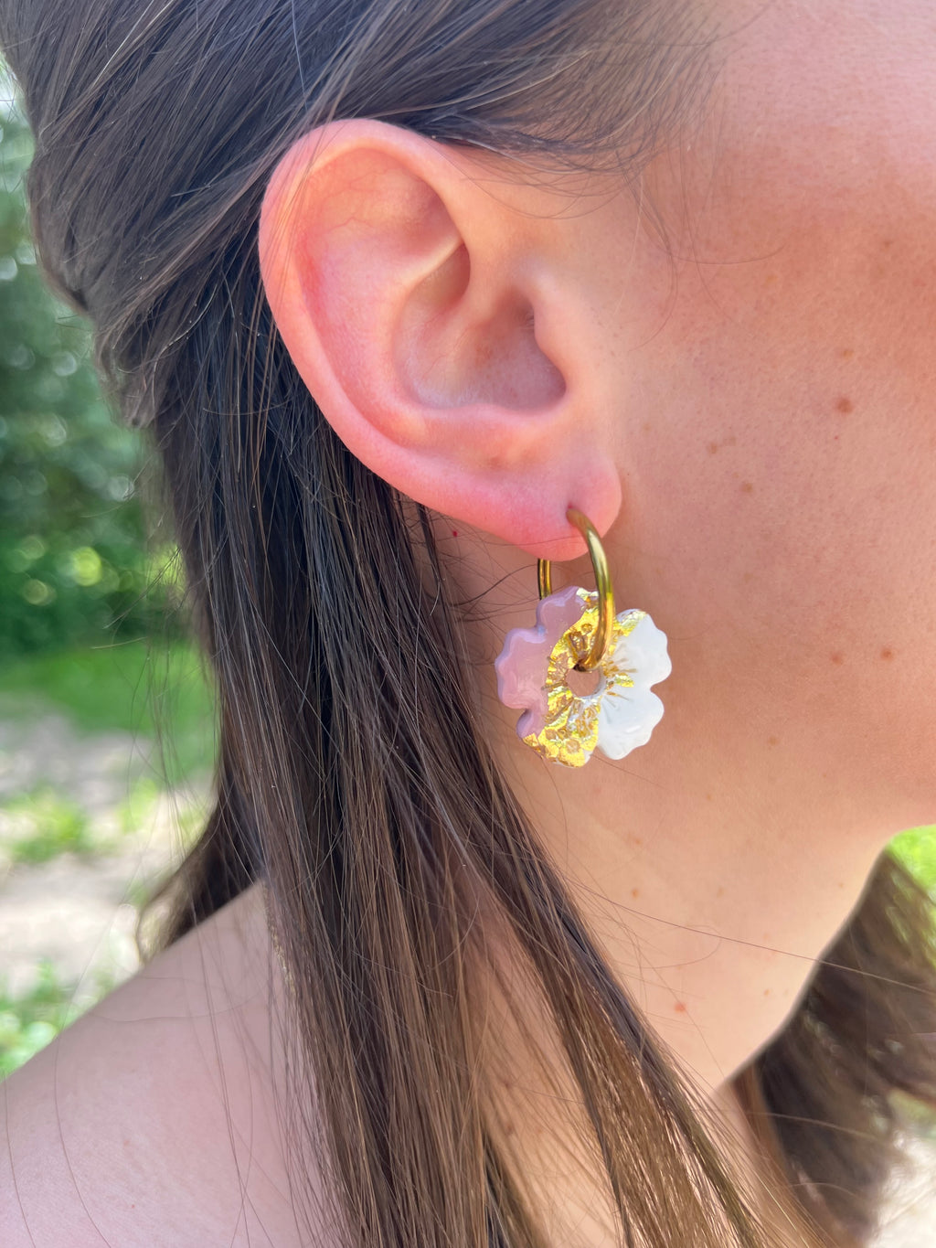Créoles Iris – Boucles d’oreilles artisanales en pâte polymère | Blanc ivoire, mauve poudré & doré