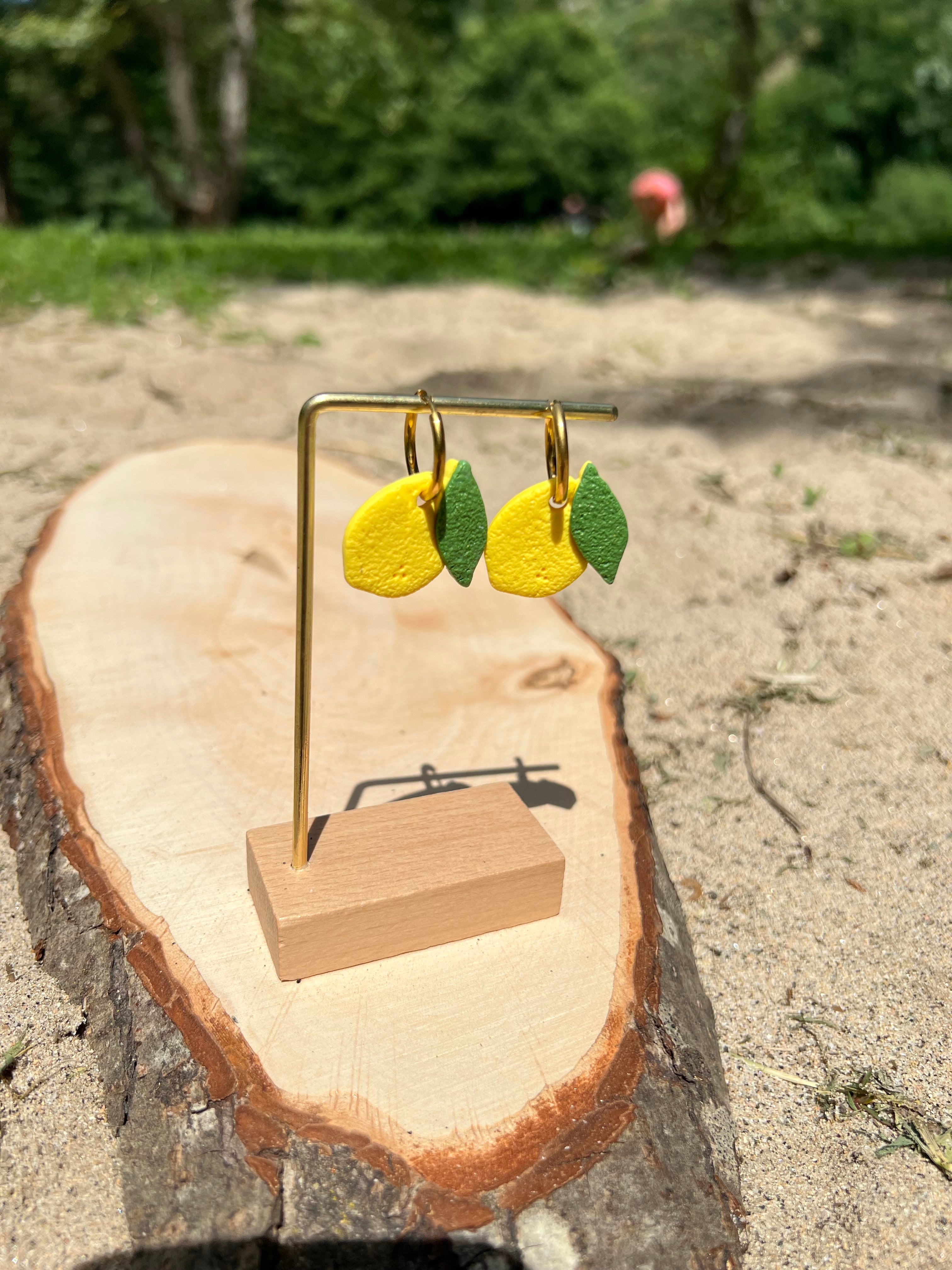 Créoles Citrus – Boucles d’oreilles artisanales en pâte polymère | Jaune citron & vert feuillage