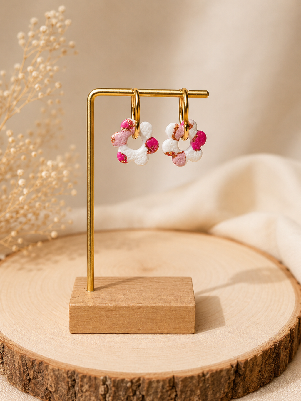 Créoles Camélia – Boucles d’oreilles artisanales en pâte polymère | Blanc, rose & doré