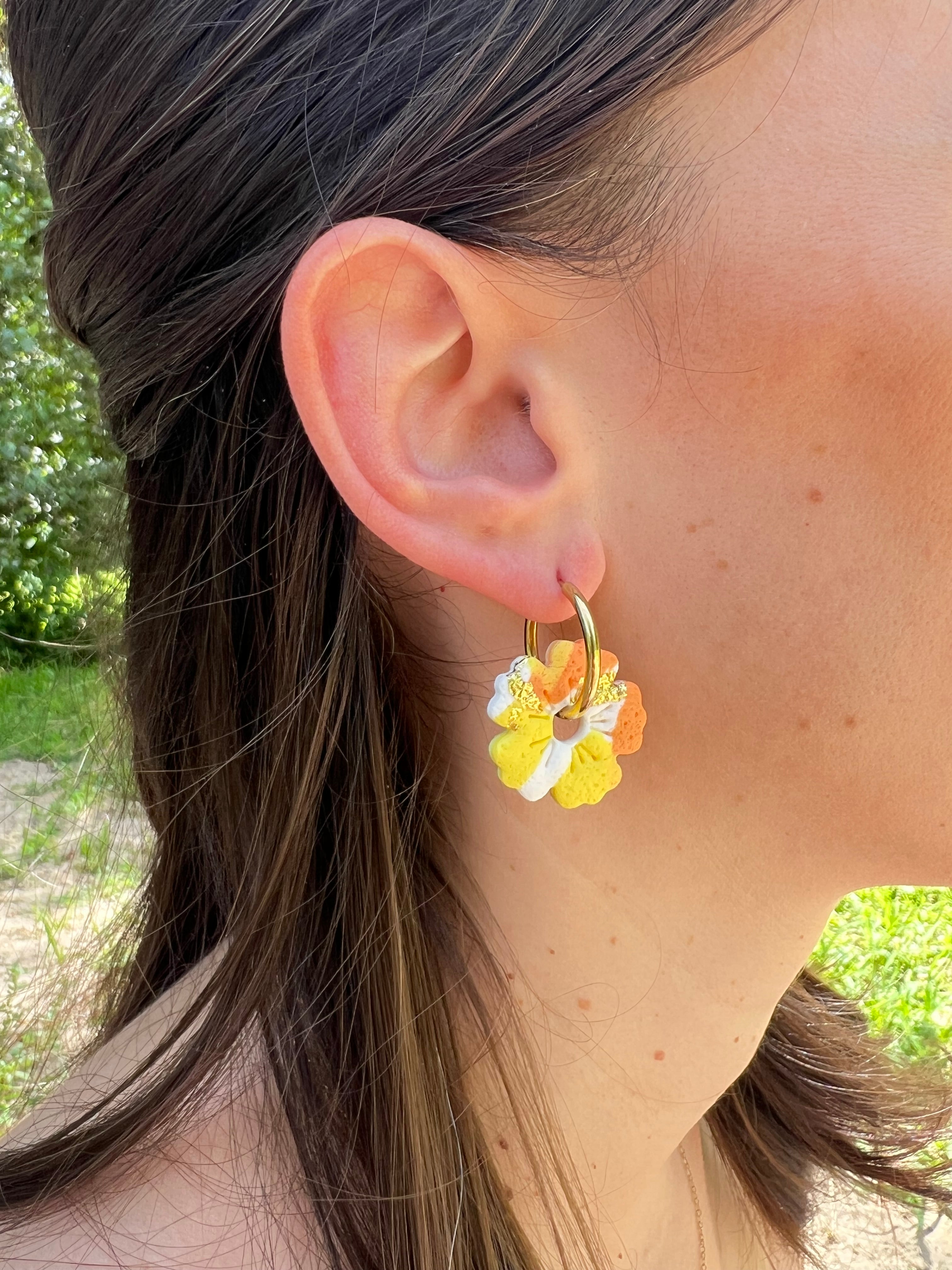 Créoles Aurore Dorée – Boucles d’oreilles artisanales en pâte polymère | Jaune, orange, blanc & doré