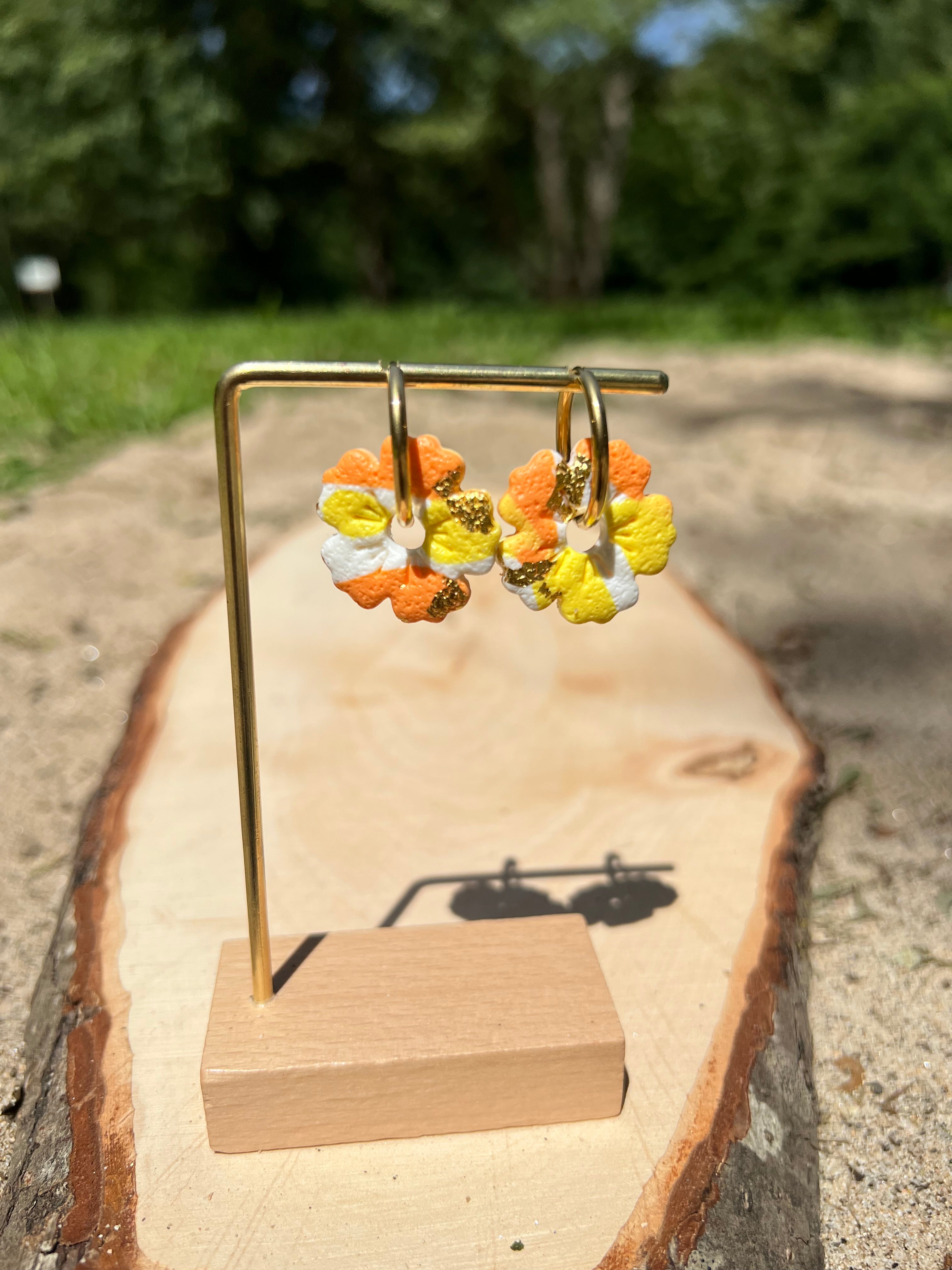 Créoles Aurore Dorée – Boucles d’oreilles artisanales en pâte polymère | Jaune, orange, blanc & doré