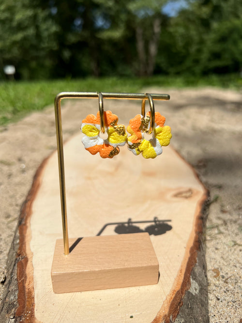 Créoles Aurore Dorée – Boucles d’oreilles artisanales en pâte polymère | Jaune, orange, blanc & doré