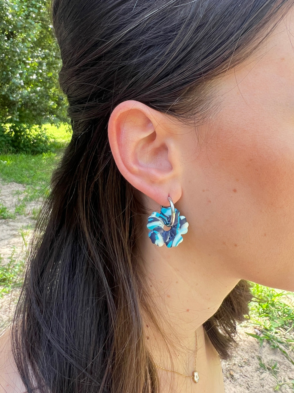 Créoles Océane – Boucles d’oreilles artisanales en pâte polymère | Bleu marine, bleu ciel & blanc