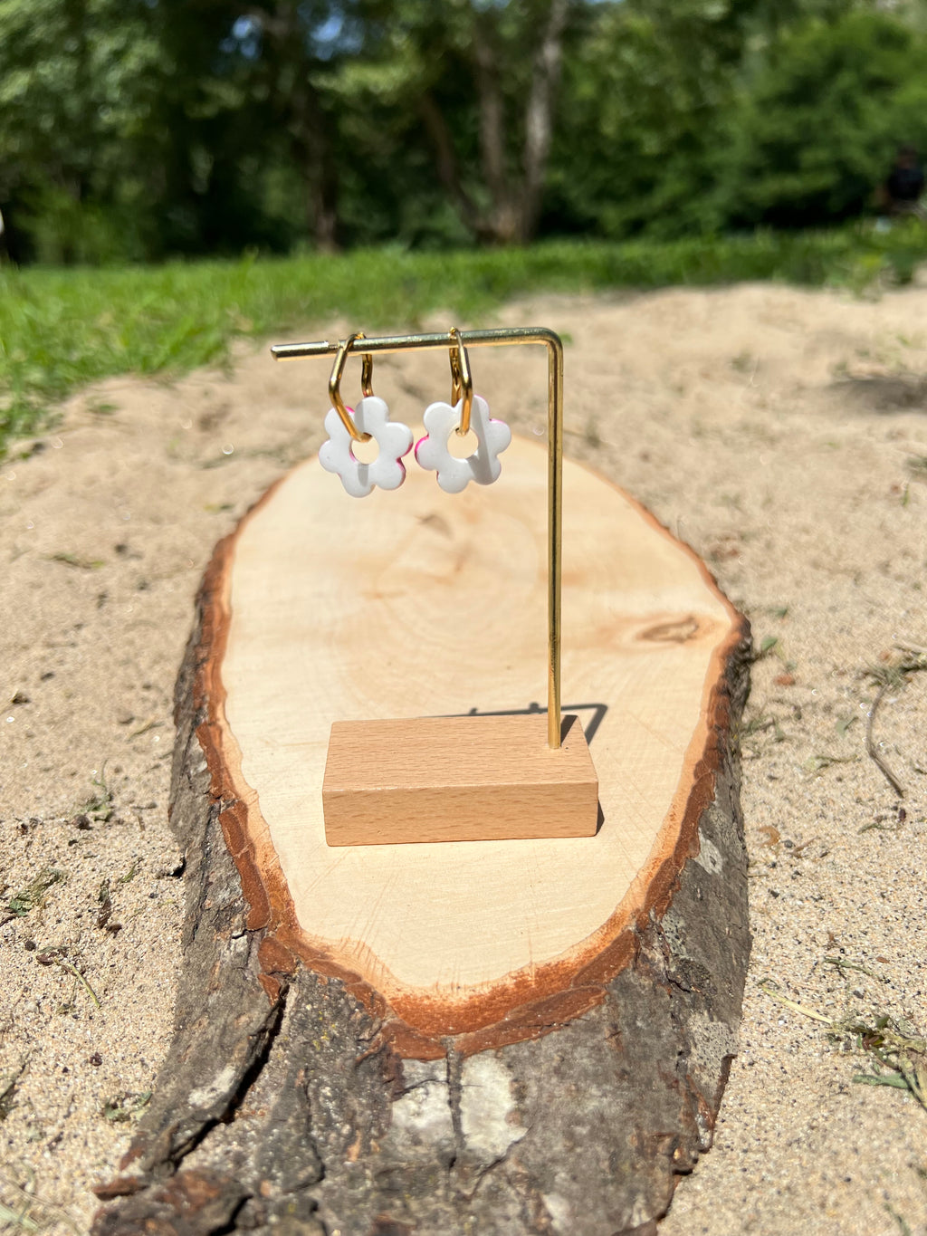 Créoles Camélia – Boucles d’oreilles artisanales en pâte polymère | Blanc, rose & doré