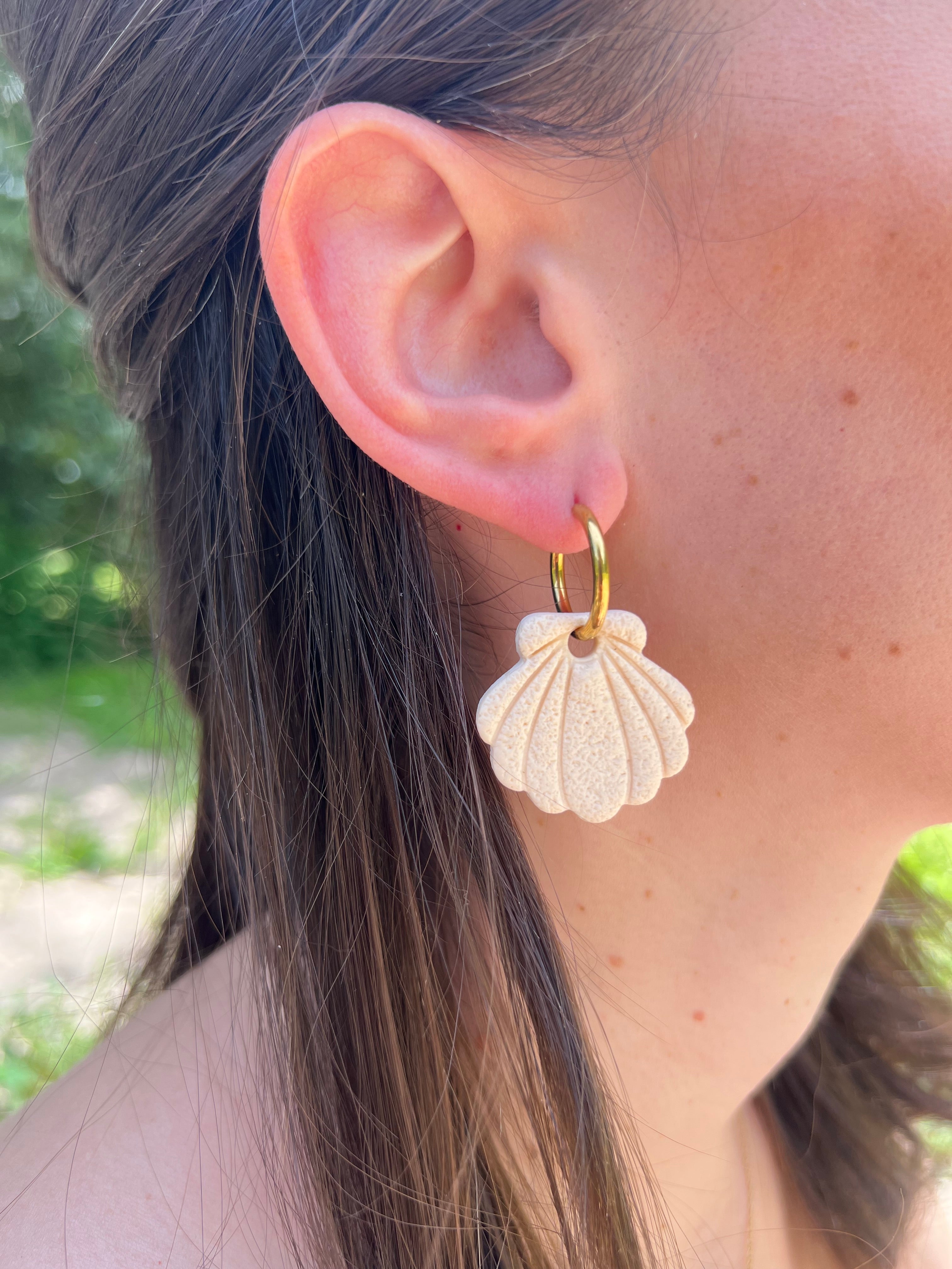 Créoles Coquillage d’ivoire – Boucles d’oreilles artisanales en pâte polymère | Ivoire & doré