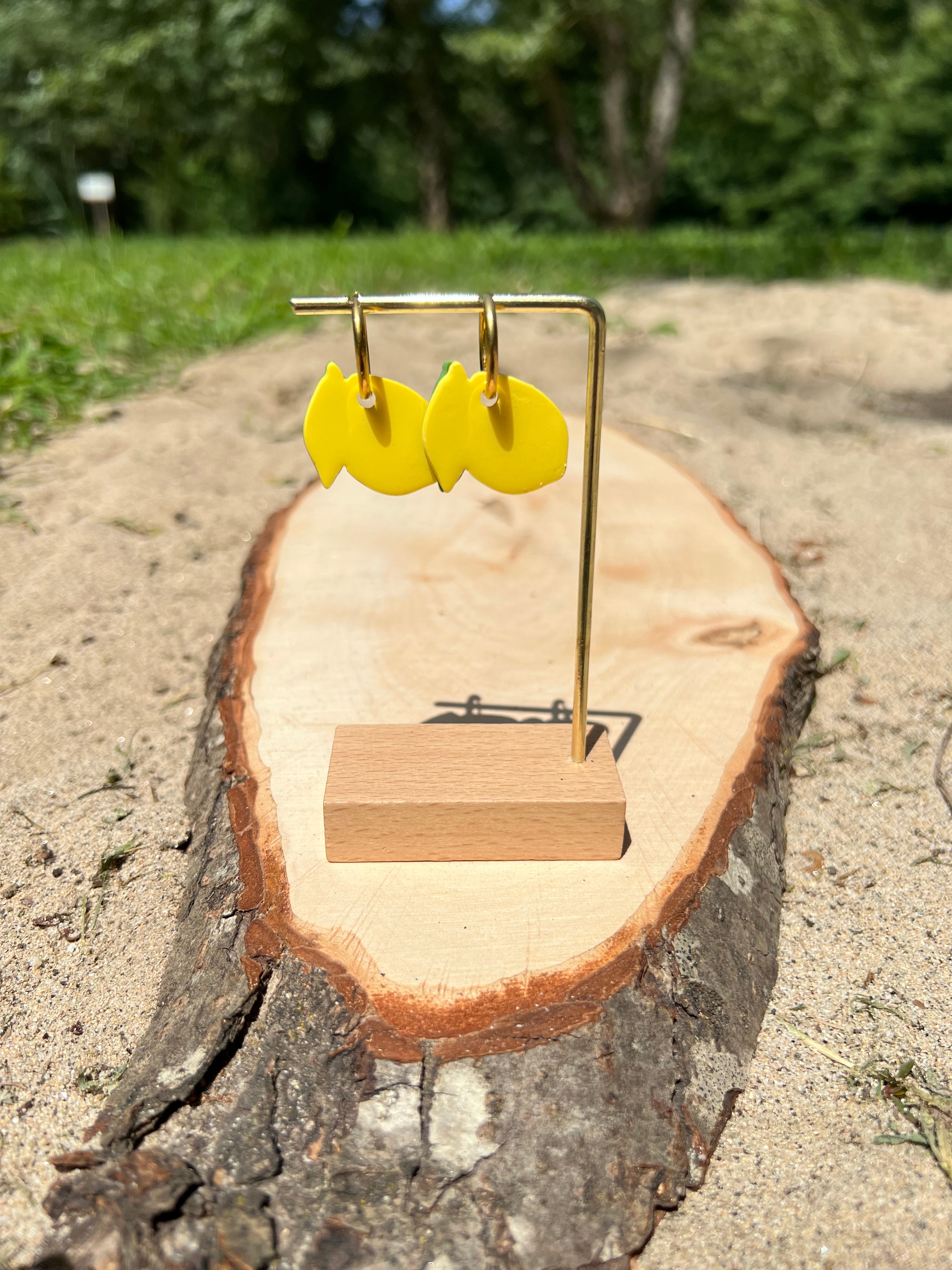 Créoles Citrus – Boucles d’oreilles artisanales en pâte polymère | Jaune citron & vert feuillage