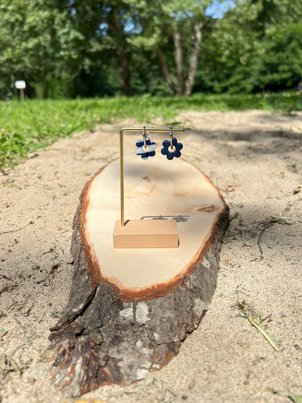 Créoles Marina Réversible – Boucles d’oreilles artisanales en pâte polymère | Bleu marine, bleu & blanc