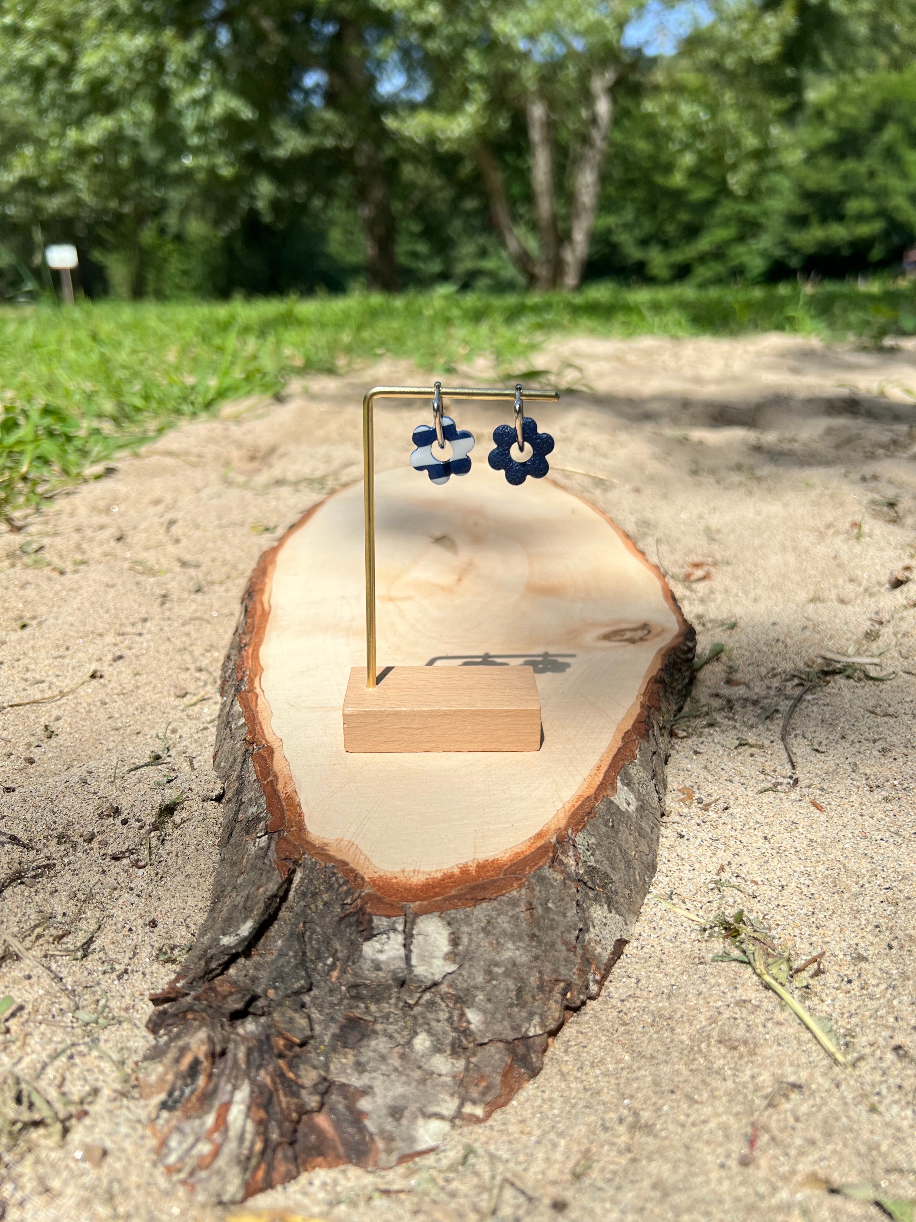 Créoles Marina Réversible – Boucles d’oreilles artisanales en pâte polymère | Bleu marine, bleu & blanc