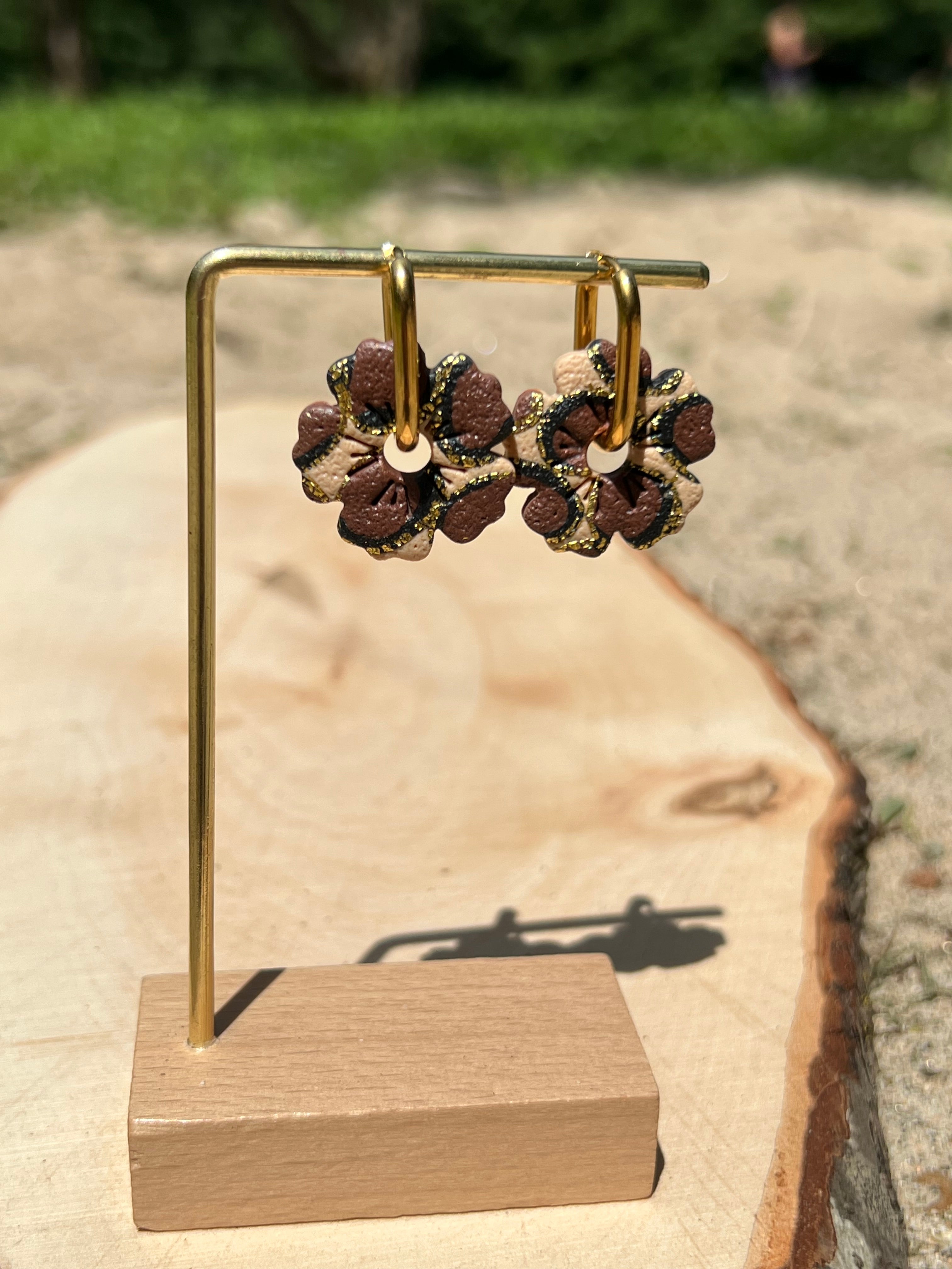 Créoles Léopard – Boucles d’oreilles artisanales en pâte polymère | Beige, chocolat, noir & doré