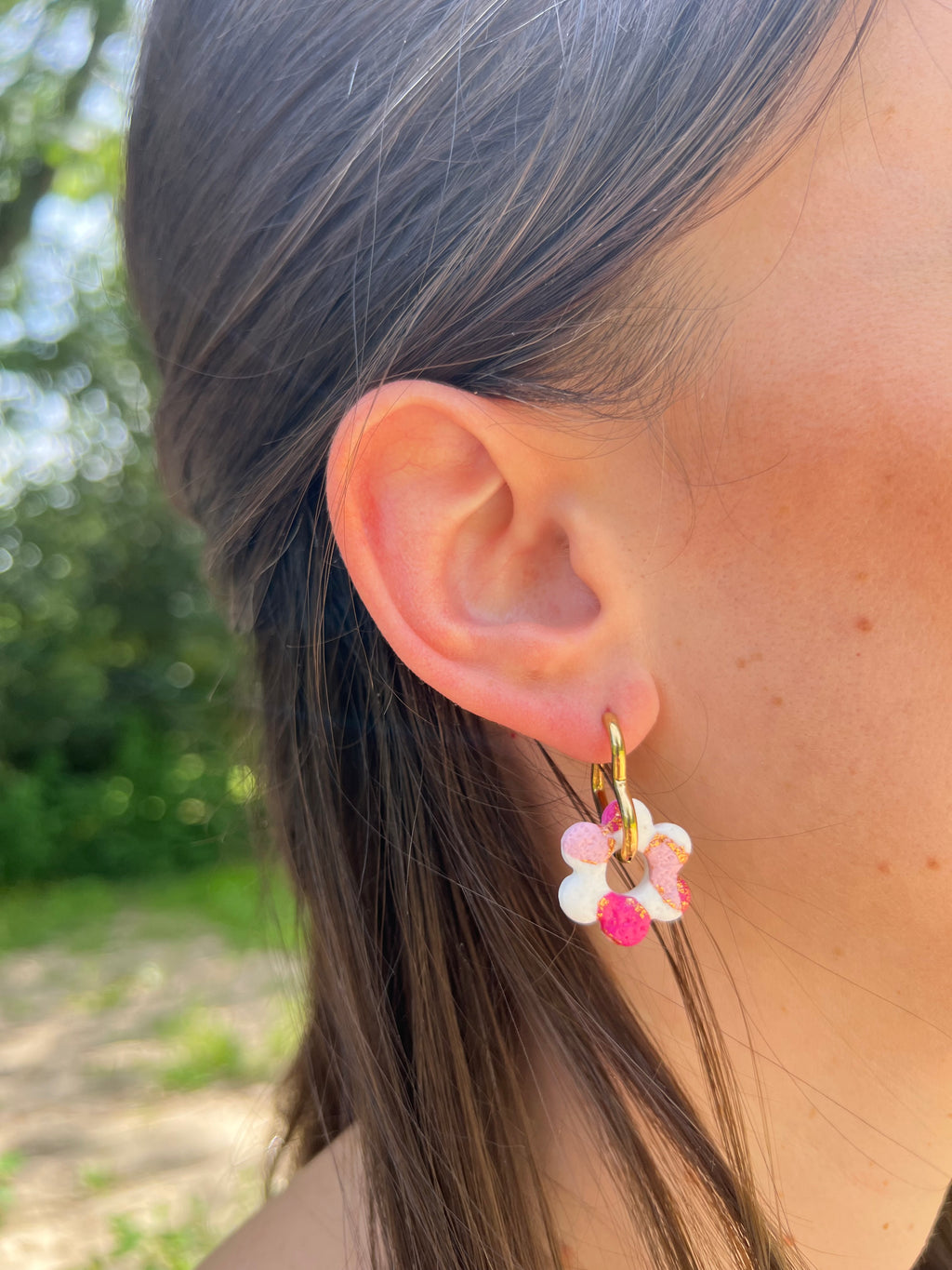 Créoles Camélia – Boucles d’oreilles artisanales en pâte polymère | Blanc, rose & doré