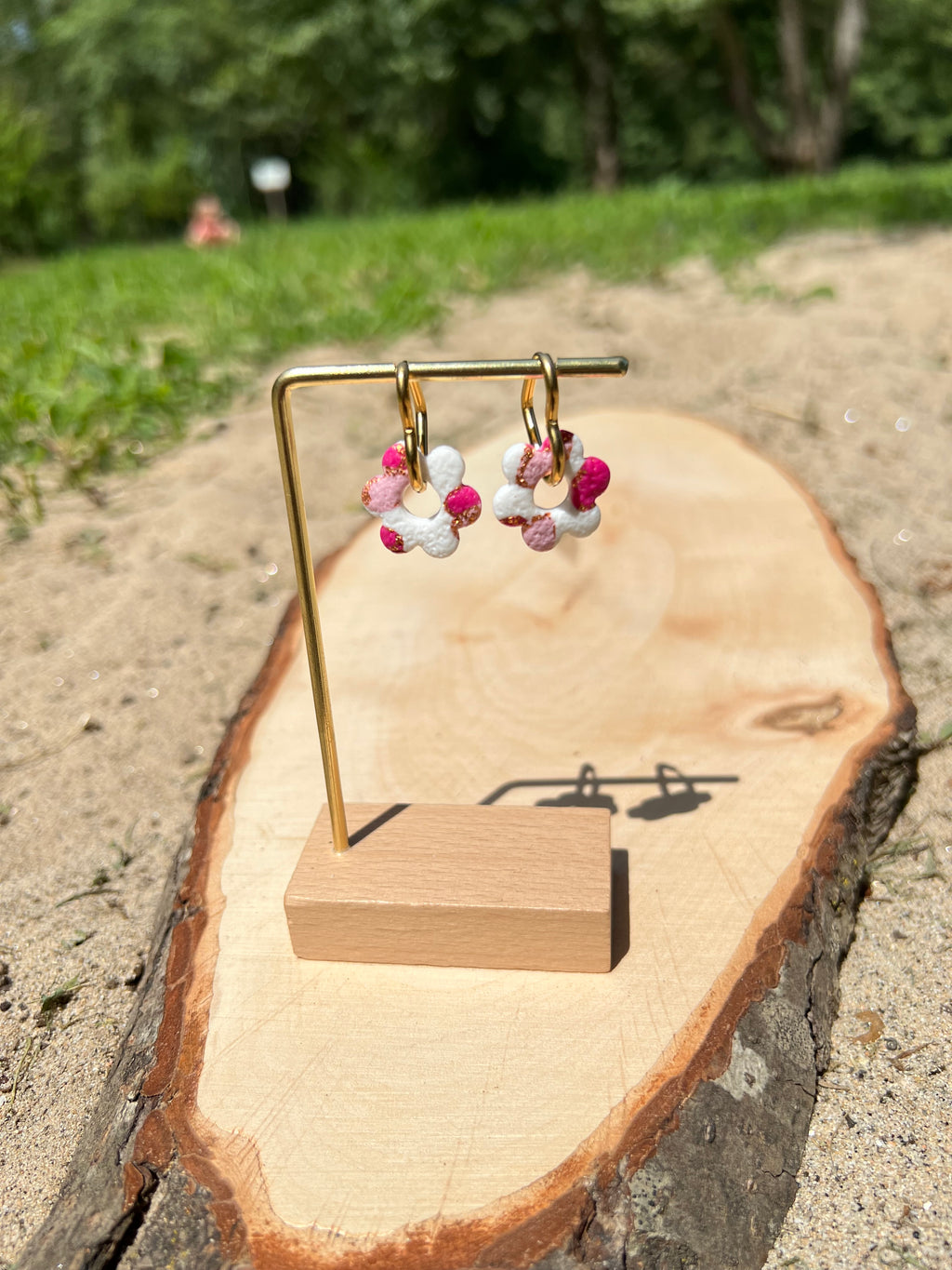 Créoles Camélia – Boucles d’oreilles artisanales en pâte polymère | Blanc, rose & doré