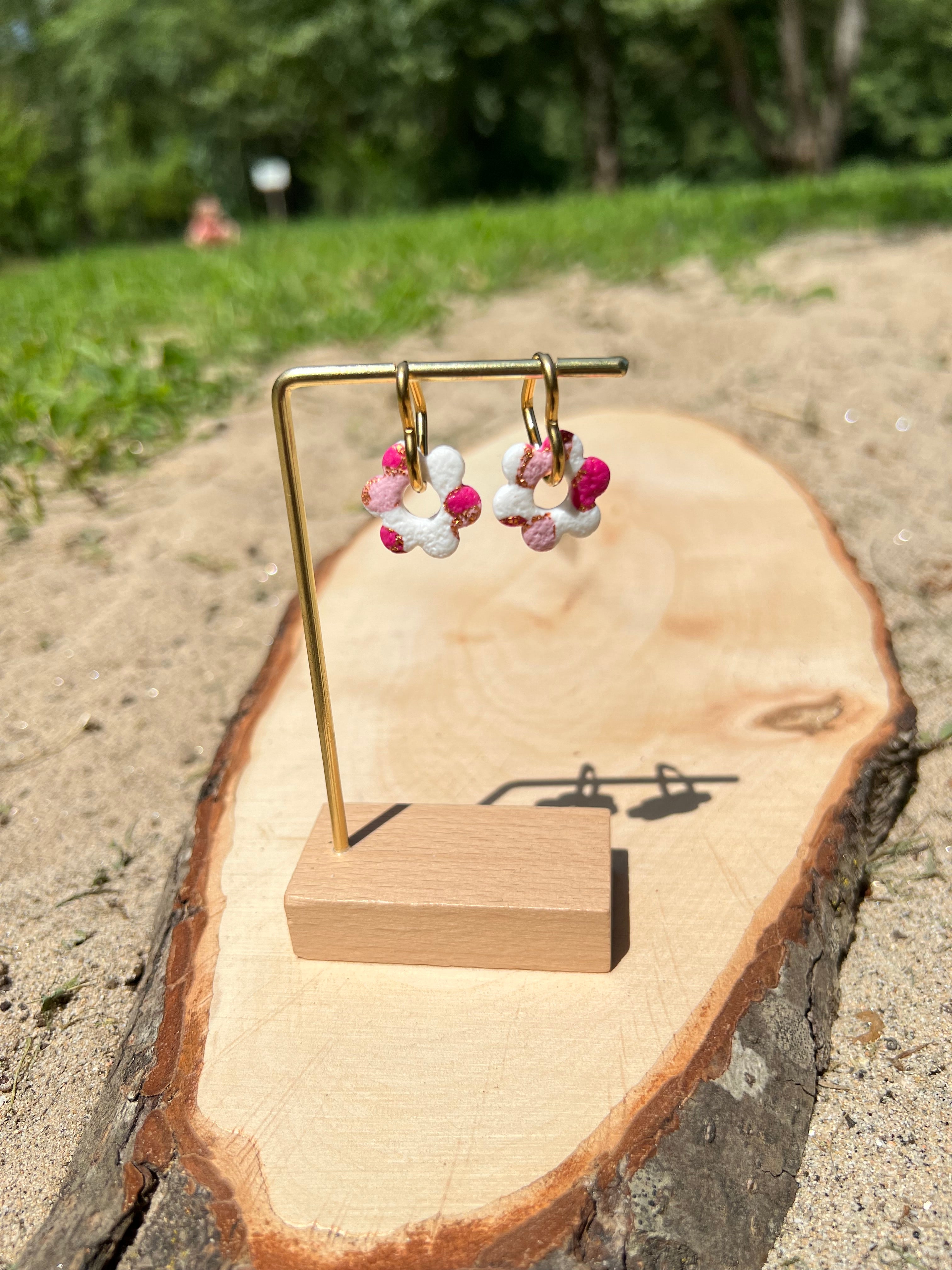 Créoles Camélia – Boucles d’oreilles artisanales en pâte polymère | Blanc, rose & doré