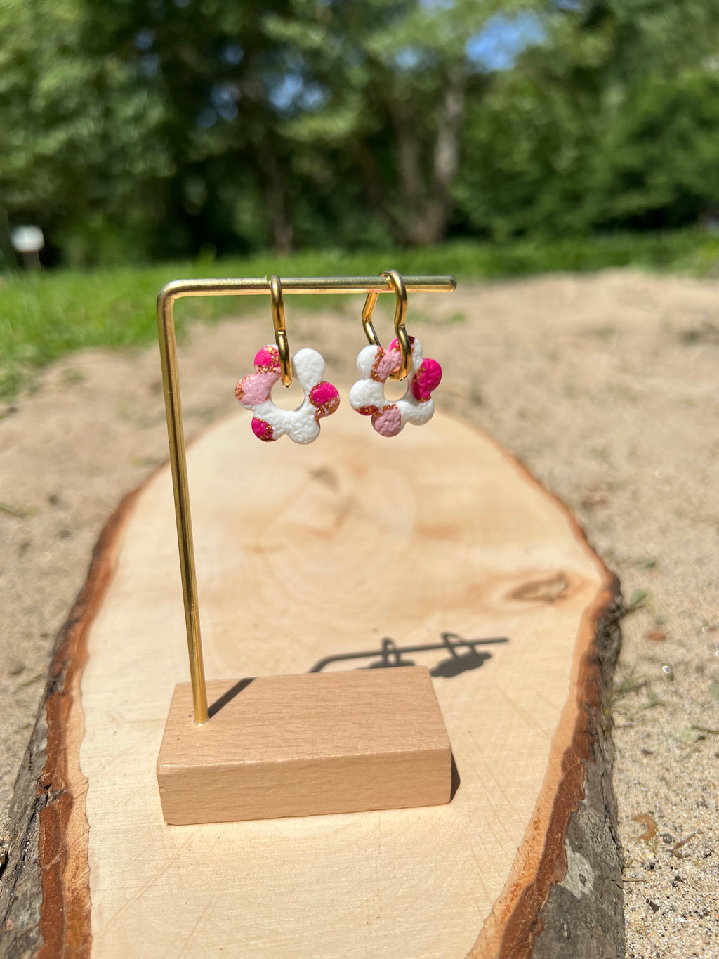 Créoles Camélia – Boucles d’oreilles artisanales en pâte polymère | Blanc, rose & doré