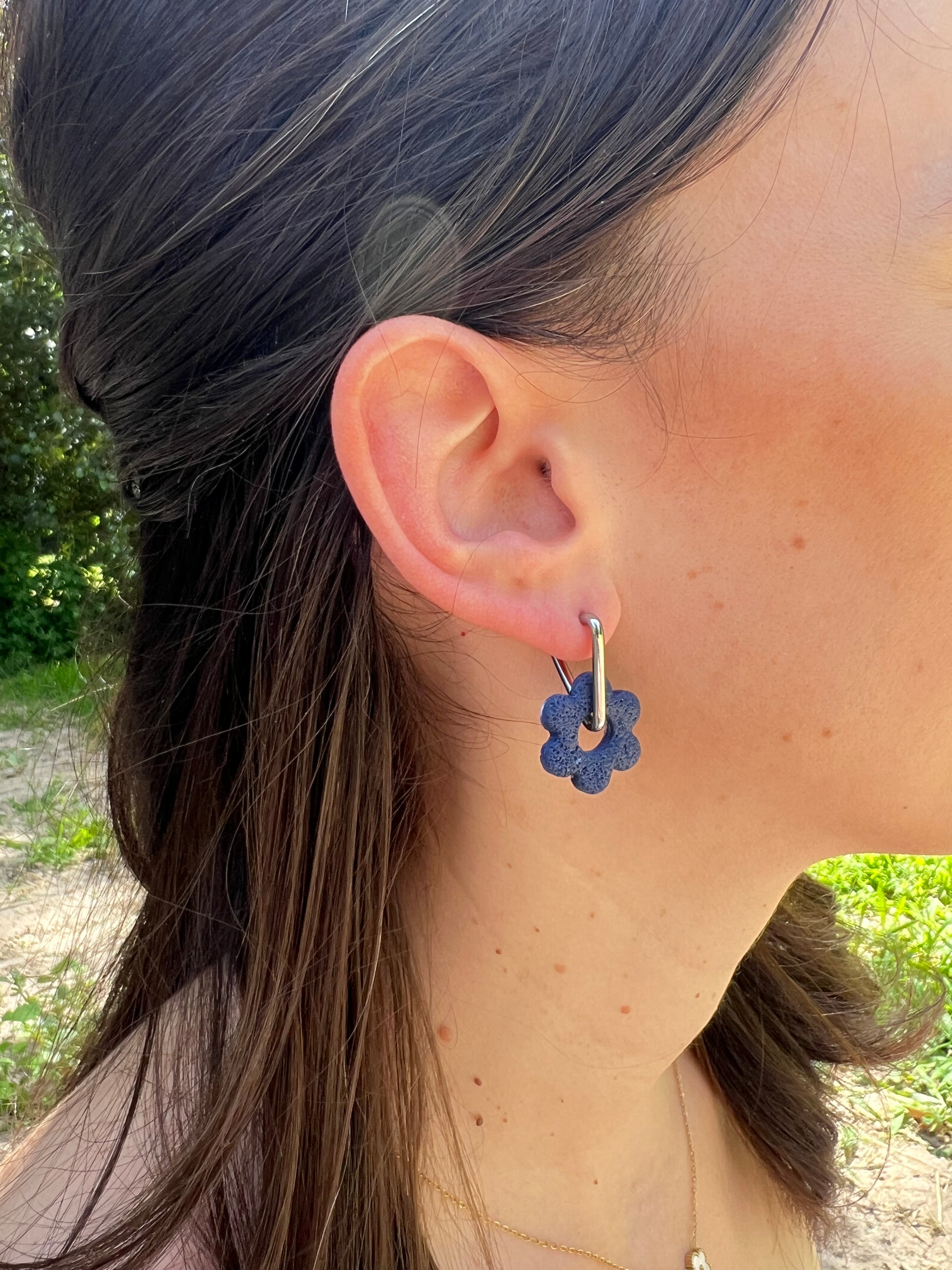 Créoles Marina Réversible – Boucles d’oreilles artisanales en pâte polymère | Bleu marine, bleu & blanc