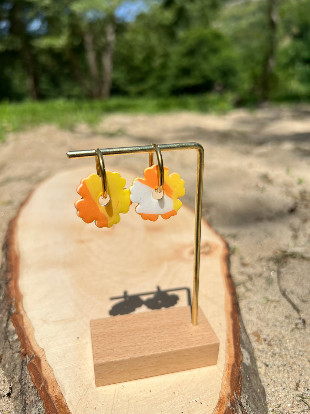 Créoles Aurore Dorée – Boucles d’oreilles artisanales en pâte polymère | Jaune, orange, blanc & doré