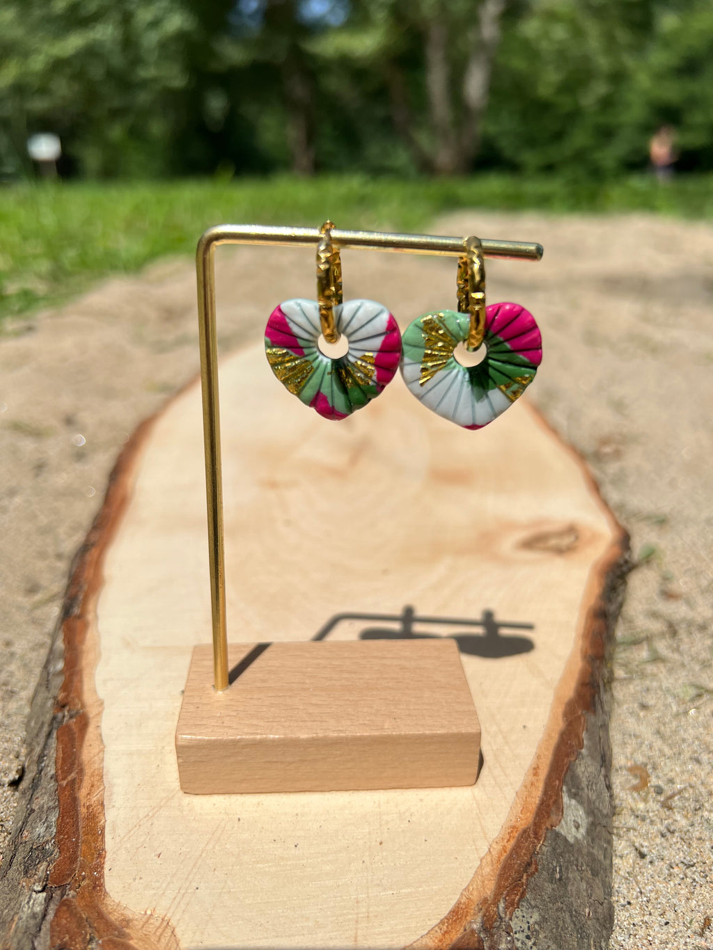 Créoles Cœur de Printemps – Boucles d’oreilles artisanales en pâte polymère | Rose, vert, blanc & doré