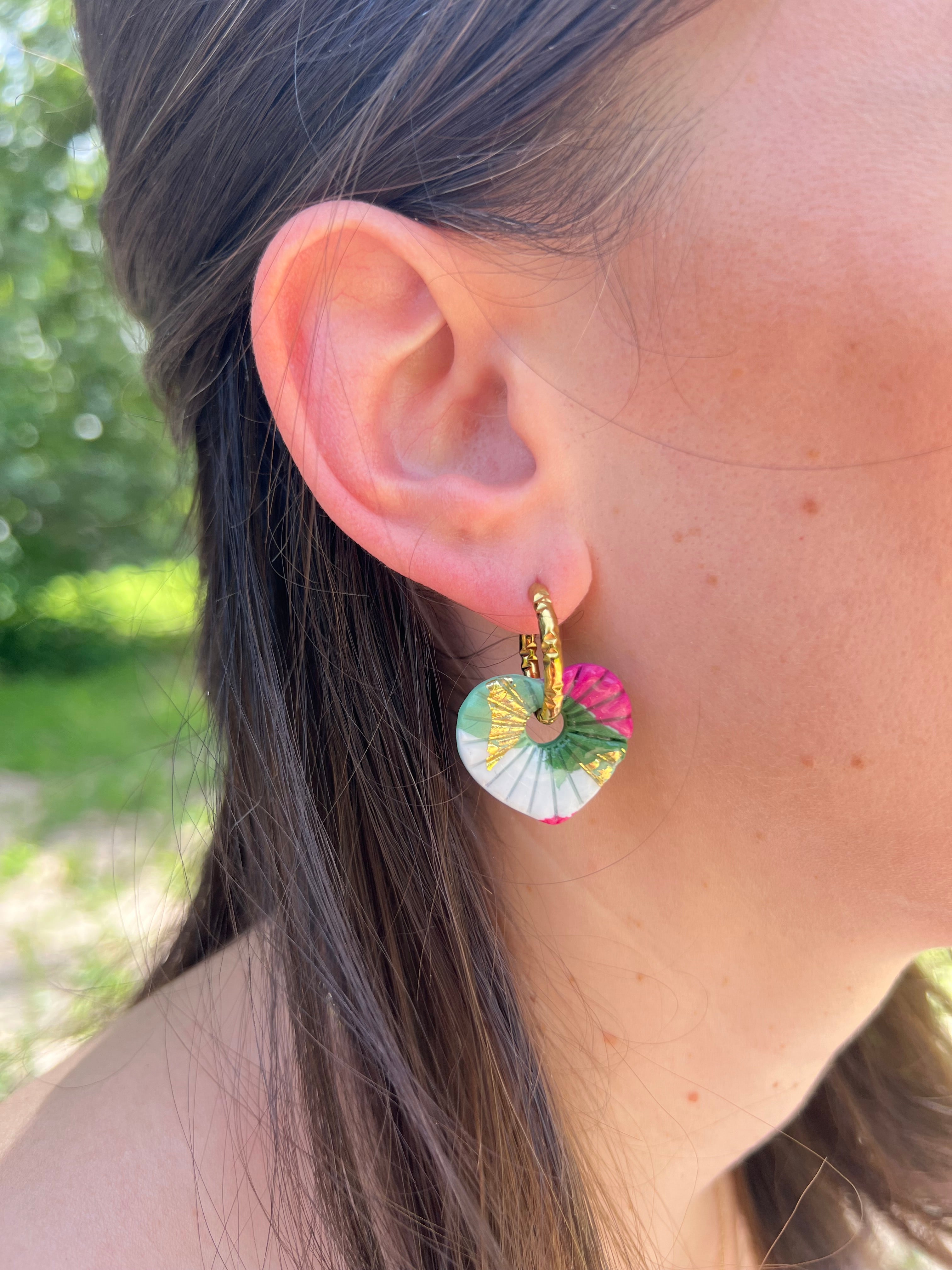 Créoles Cœur de Printemps – Boucles d’oreilles artisanales en pâte polymère | Rose, vert, blanc & doré