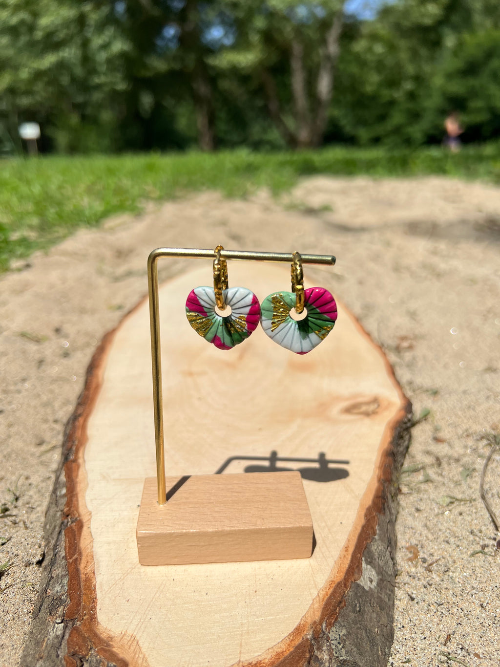 Créoles Cœur de Printemps – Boucles d’oreilles artisanales en pâte polymère | Rose, vert, blanc & doré