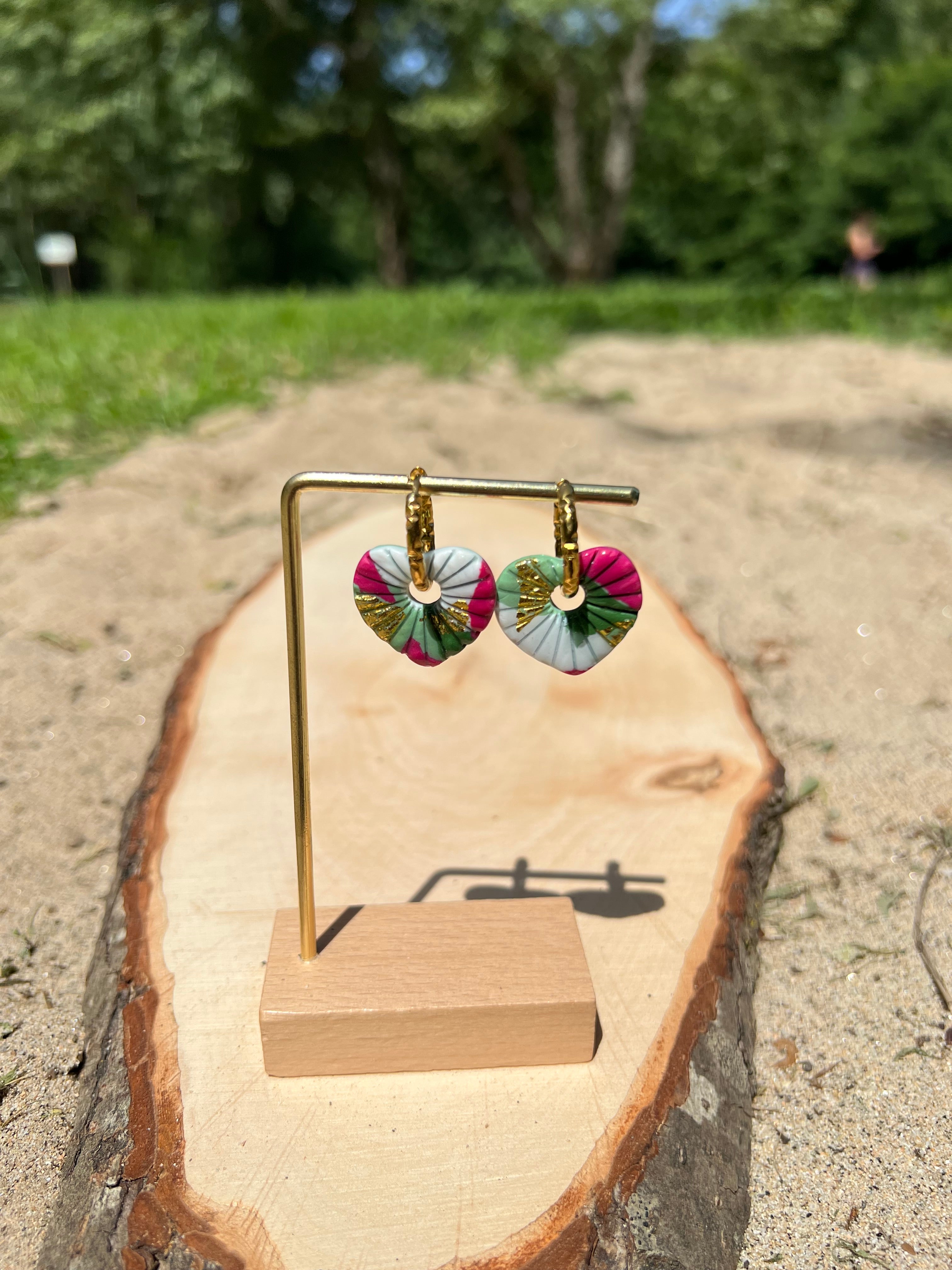 Créoles Cœur de Printemps – Boucles d’oreilles artisanales en pâte polymère | Rose, vert, blanc & doré