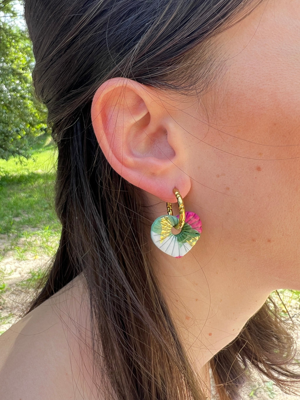 Créoles Cœur de Printemps – Boucles d’oreilles artisanales en pâte polymère | Rose, vert, blanc & doré