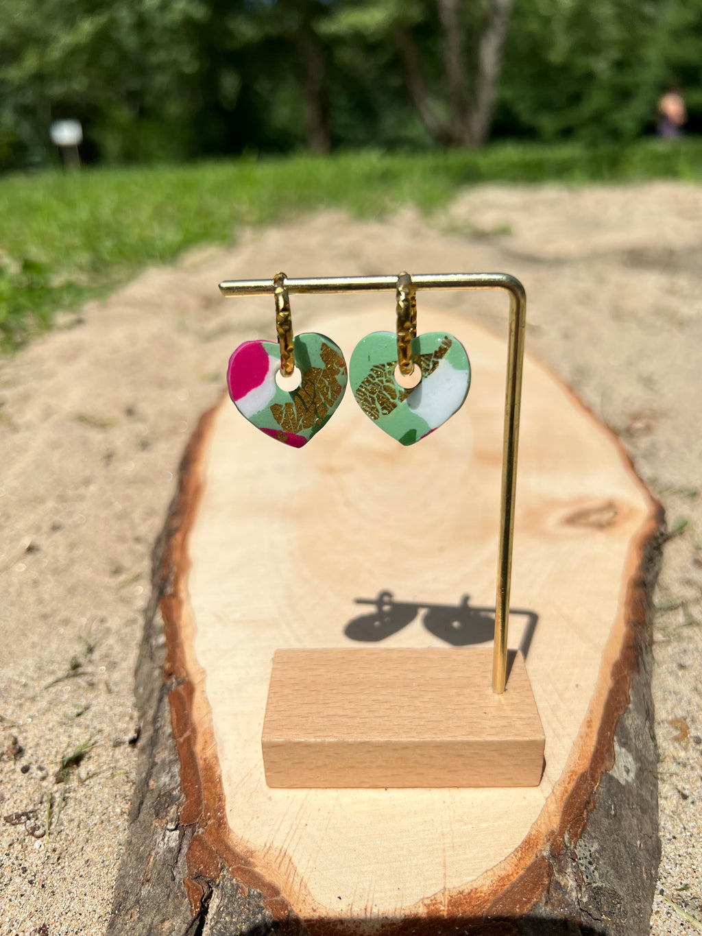 Créoles Cœur de Printemps – Boucles d’oreilles artisanales en pâte polymère | Rose, vert, blanc & doré