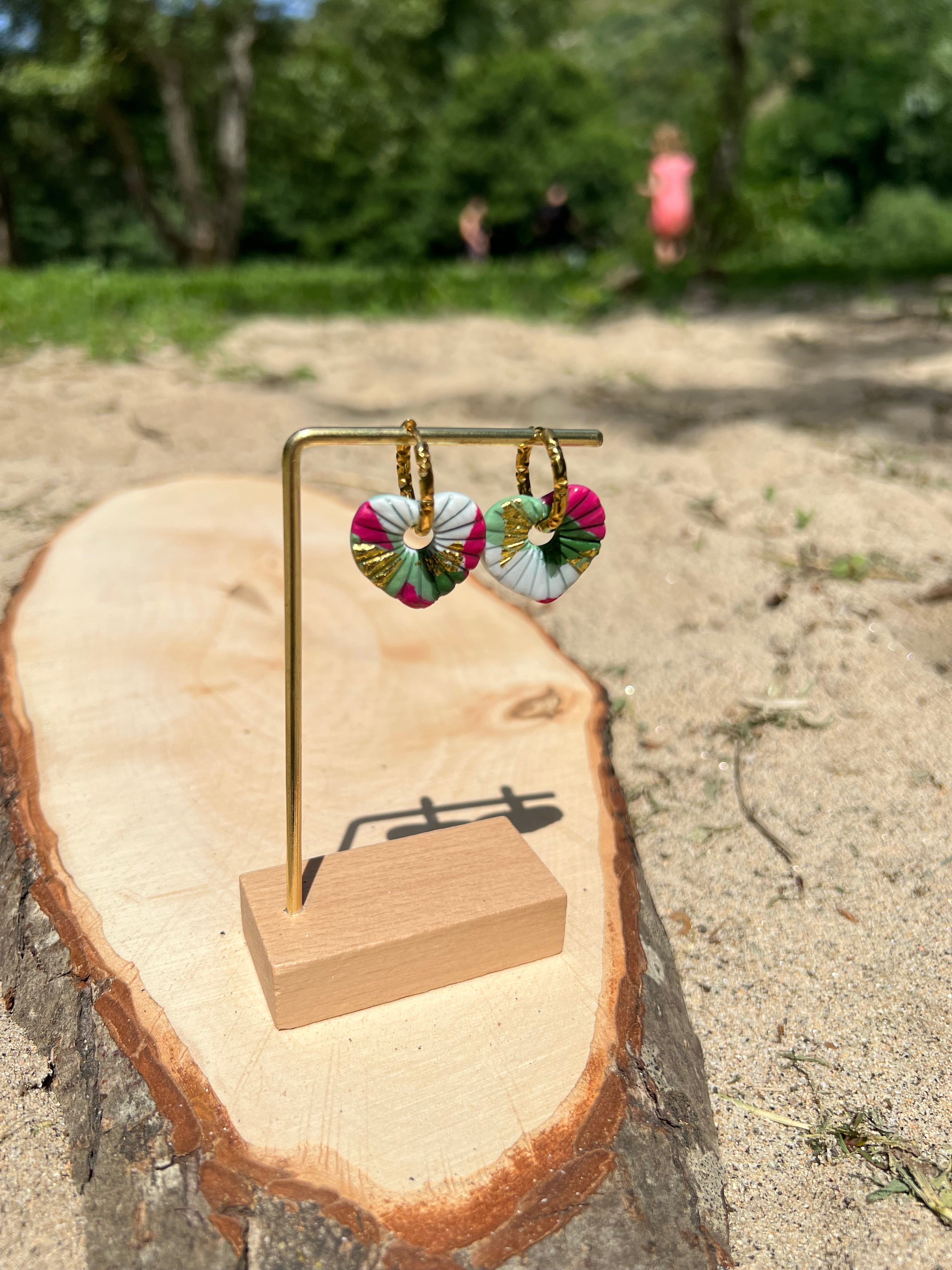 Créoles Cœur de Printemps – Boucles d’oreilles artisanales en pâte polymère | Rose, vert, blanc & doré